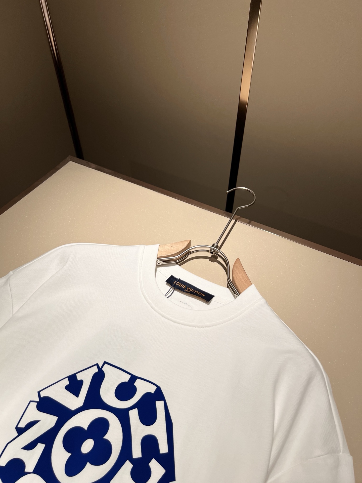  LouisVuitt*路易*登 2025春夏全新系列单品上线，非常时髦前卫的一款男女同款短袖T恤，标识