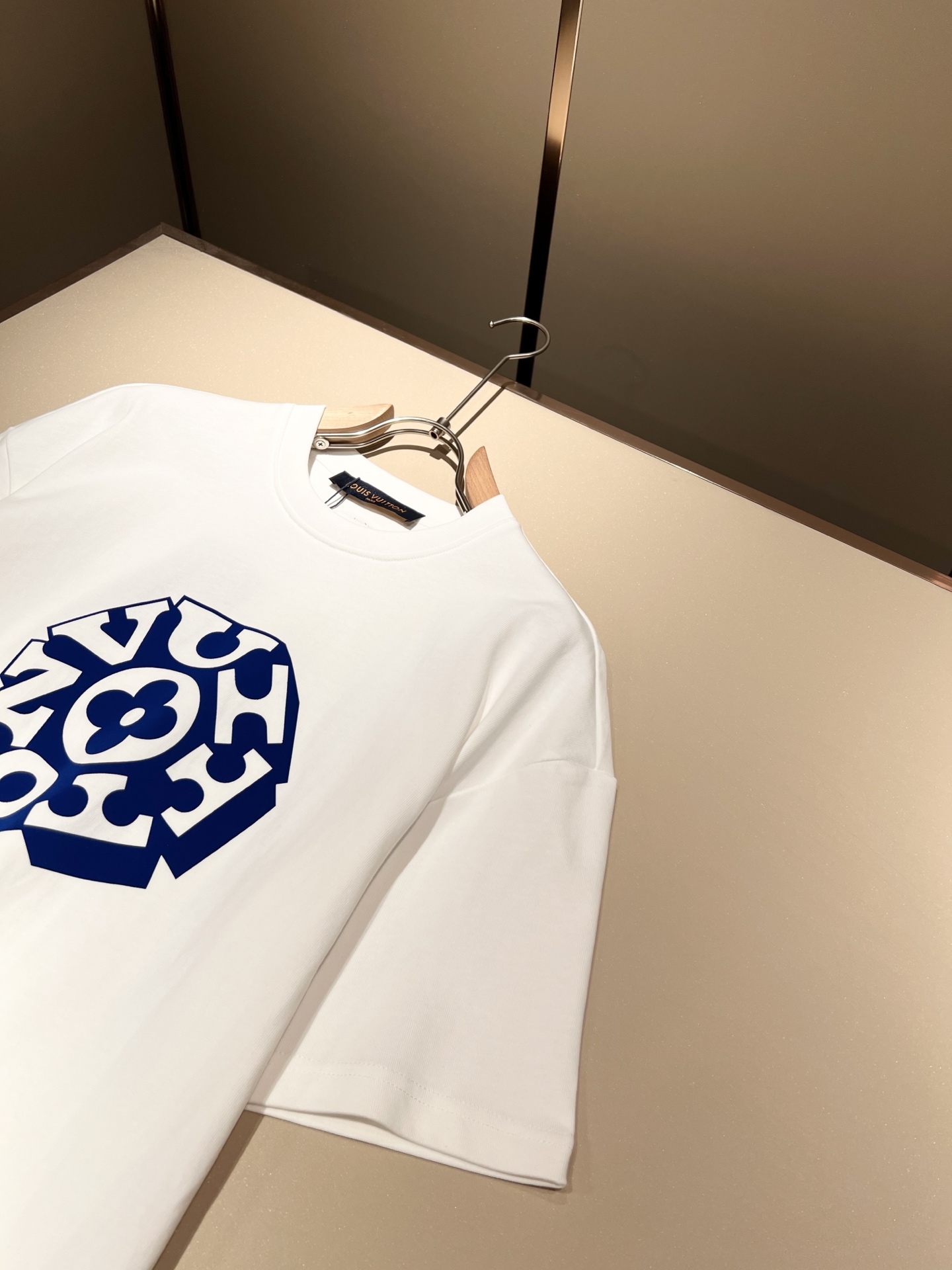  LouisVuitt*路易*登 2025春夏全新系列单品上线，非常时髦前卫的一款男女同款短袖T恤，标识