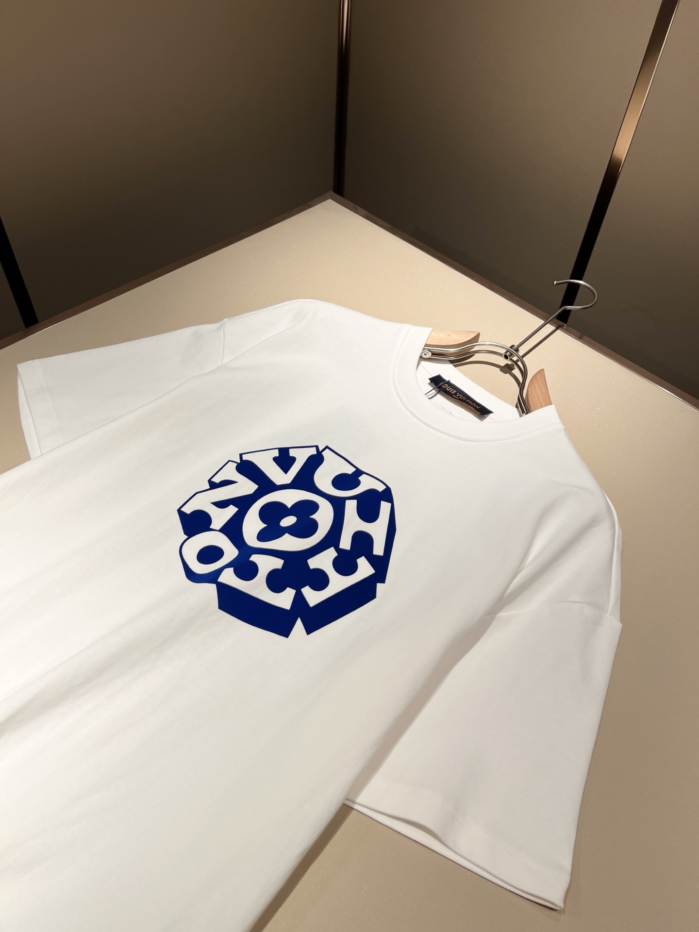  LouisVuitt*路易*登 2025春夏全新系列单品上线，非常时髦前卫的一款男女同款短袖T恤，标识