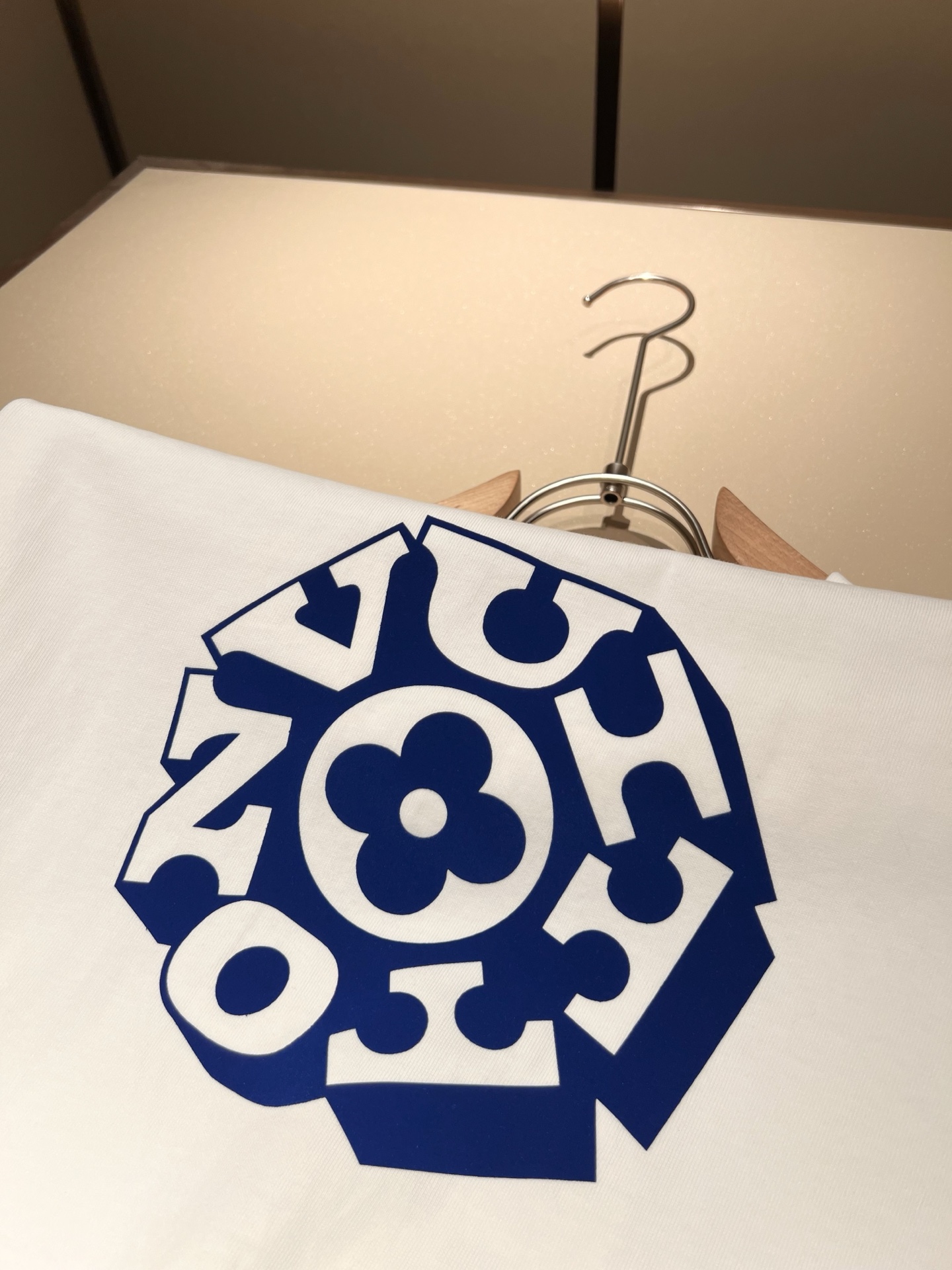  LouisVuitt*路易*登 2025春夏全新系列单品上线，非常时髦前卫的一款男女同款短袖T恤，标识