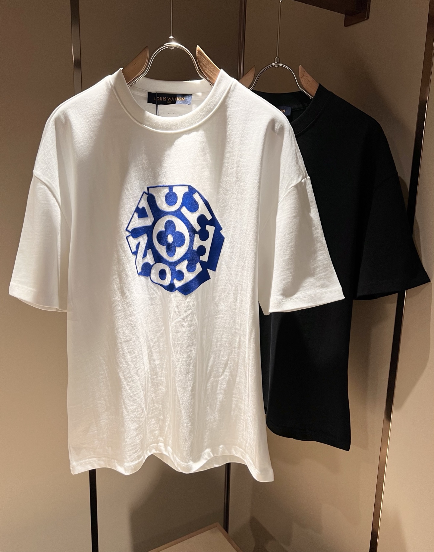  LouisVuitt*路易*登 2025春夏全新系列单品上线，非常时髦前卫的一款男女同款短袖T恤，标识