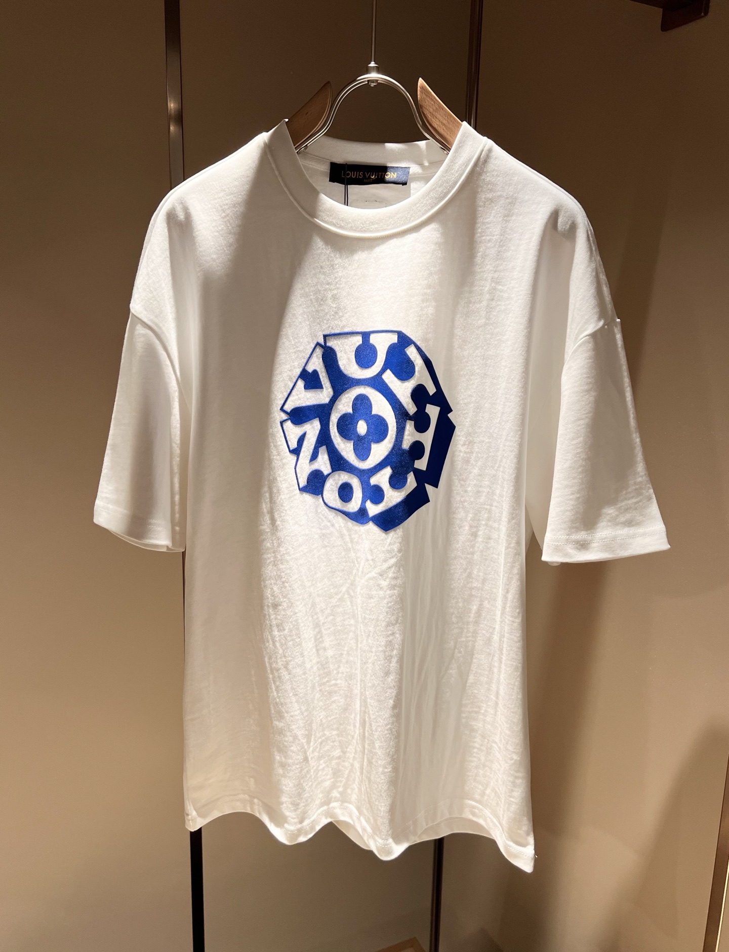  LouisVuitt*路易*登 2025春夏全新系列单品上线，非常时髦前卫的一款男女同款短袖T恤，标识