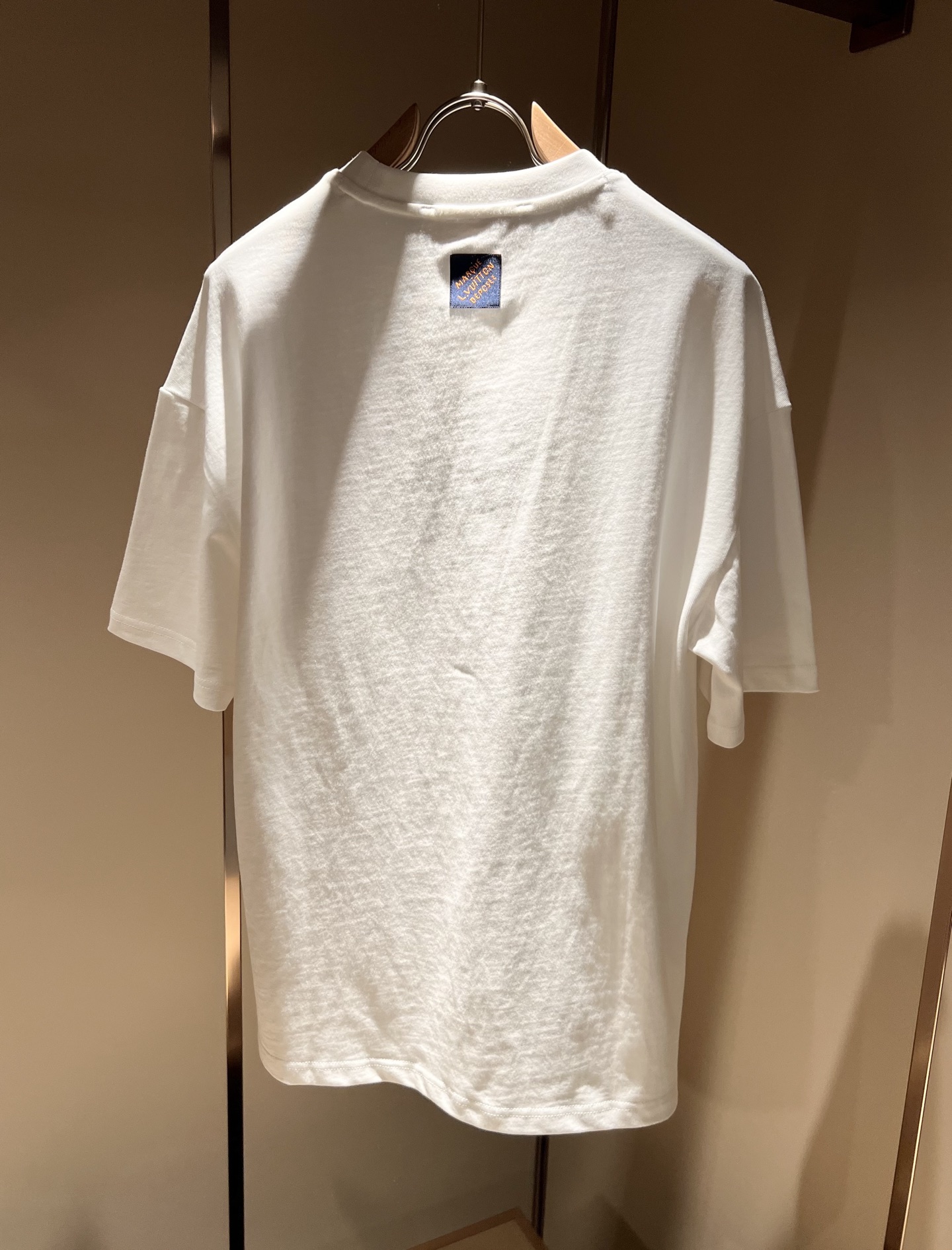  LouisVuitt*路易*登 2025春夏全新系列单品上线，非常时髦前卫的一款男女同款短袖T恤，标识