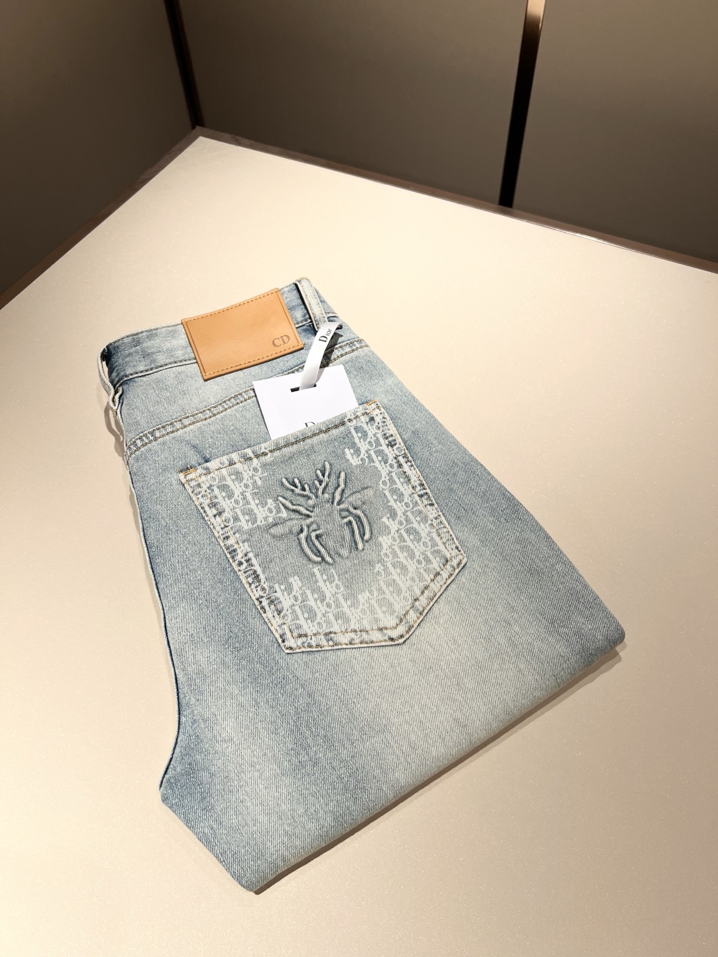 NO:155199,Dio*r Dijia Spring and summer men's washing small straight jeans!  Trading company channel is awesome, excellent quality, versatile versatile pants king in the fashion circle, European and American street photography mid-to-high frequency wear demonstration, pocket design logo pressing design!  Original leather logo waist brand modification!  And it is a must-have item for luxury brands every season!  Very pure and minimalist design tone!  Adhering to the D family's consistent fashion proposition, it is quite eye-catching, and it demonstrates its ingenious craftsmanship and strongly posits its brand identity!  Customized Italian tannin fabrics are invincible in texture and have a charm, perfect style and tailoring, and excellent slimming effect. They can sweep the wardrobe and match any top set. They are widely compatible and casual, with full upper body shapes and invincible fashionable and versatile!  Size 29 -3835 37,,dior,dior,dior,jeans,alexander wang19860909Dio*r 迪家 春夏男士水洗小直筒牛仔裤！贸易公司渠道牛货,品相超赞,时尚圈万能的百搭裤王,欧美街拍中高频穿搭示范,口袋设计logo压胶设计！原版皮革logo腰牌修饰！且是奢侈品牌每季必出的单品！非常纯粹极简的设计基调！秉承了D家一贯的时尚主张,颇具看点,即彰显了匠心工艺又有力的标榜了品牌身份！客供意大利定制丹宁面料,质感无敌赞,颇具韵味,版型剪裁完美,提臀修身显瘦效果极佳,可横扫衣橱任何的上装搭配,兼容性广泛,休闲兼备,上身型款十足,无敌的时髦百搭神品！尺码29 -3835 37,,dior,dior,dior,jeans,alexander wang,Men's clothing