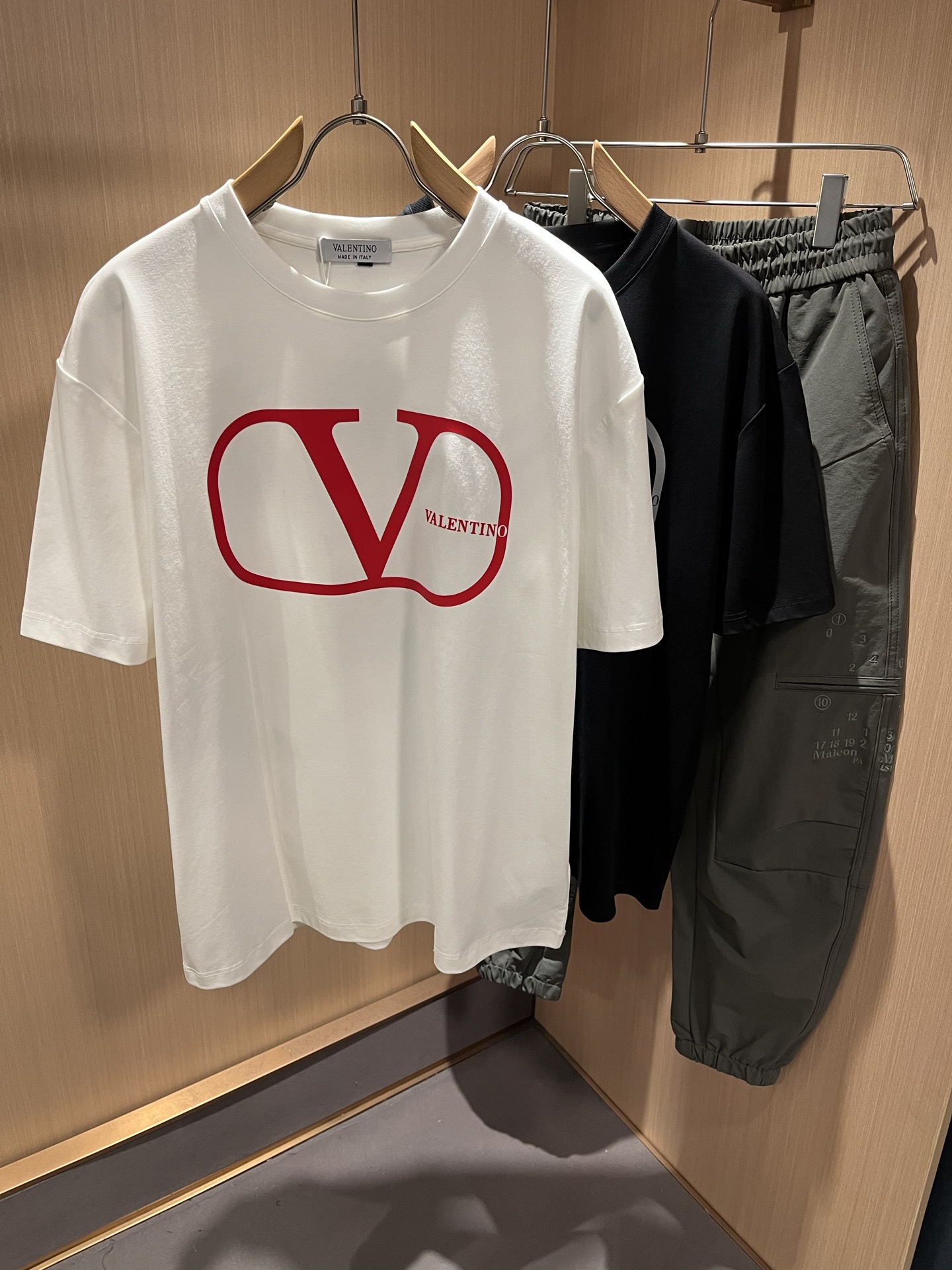 NO:846433,VALENTI*O~counter model, 2026 spring and summer new short-sleeved T-shirt, logo pressed velvet design on the chest!  Simple, fashionable and youthful, versatile style, the upper body feels very young and elegant!  It will never go out of style. It is available at all major counters at the same time. All foreign trade products are ordered by the trading company. The workmanship and details are in place and very particular. Fitted tailoring. The fabric is made of 260g pure cotton!  The upper body is comfortable and breathable, and the overall body has a good sense of stiffness. It is a basic daily wear. Whether worn alone or layered, it is simple and outstanding. Casual men and women should not miss it. Sizes M-3XL, valentino, valentino, T-shirt, tees, t-shirt,19860909VALENTI*O华伦*奴～柜台款、2026春夏新款短袖T恤衫,胸前logo压绒设计！简单时尚而年轻,百搭风格,上身感很年轻优雅！永远不会过时.各大柜台同步上市,外贸全品相贸易公司订单货品,做工和细节部位非常到位,非常讲究.合体的剪裁.面料采用260g纯棉面料！上身舒适透气,整体又有很好的挺括感,日常基础穿着.不管单穿还是内搭,简简单单就很出彩,休闲男女不容错过.尺码M-3XL,,valentino,valentino,T-shirt,tees，t-shirt,,Men's clothing