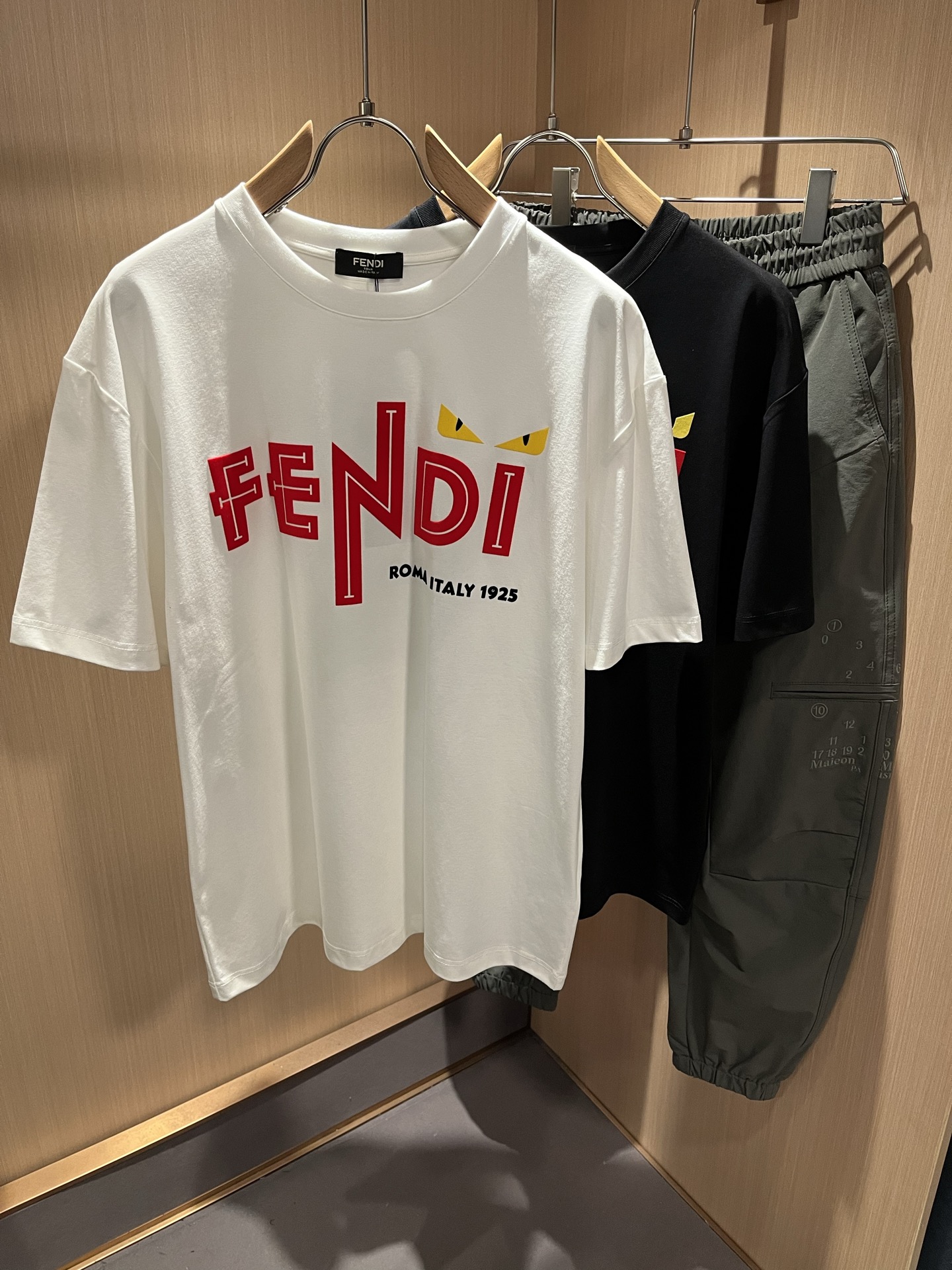 NO:846429,FEN*I Fen*di 2026 spring and summer new FD family FF short-sleeved T-shirt for men and women, versatile and extremely short-sleeved T-shirt for men and women. Italian original order, popular item of FD family, simple and solid color. It is the enduring iconic product of FD family, full of representativeness and full sense of specification. It is worth buying for all FD fans!  Pure Italian channel order, the FD family's high-end and popular product, a very popular item at the moment, with the iconic letter logo pattern pressed velvet decoration!  High-end goods worth keeping for yourself and giving away!  Trendy and good-looking, full of trendy atmosphere, extremely high-grade and standard, and using a very classic black and white two-color combination, which gives a strong visual impact and is highly recognizable. It is made of top-grade exclusive pure cotton fabric, feels soft, delicate and comfortable, and the appearance is quite advanced and classy!  It perfectly interprets the charm of the brand and leaves a deep impression on people. It is more fashionable and charming, and the upper body is simple, elegant and fashionable, and there is no pressure to wear it!  Wear it alone or paired with it, it’s a beautiful sight that can’t be ignored!  Size M-3XL,,fendi,dior,T-shirt,tees,t-shirt,19860909FEN*I 芬*迪2026春夏新款FD家族FF男女同款短袖T恤,男女同款百搭极简短袖.意大利原厂订单,FD家族人气单品,简约纯色系打造.FD家族经久不衰的标志性臻品,代表性十足,规格感十足的精品,所有FD粉丝都值得抢购的精品！纯正意代渠道订单,FD家族的高奢人气爆款产物,当下十分火爆的单品,标志性字母logo图案压绒修饰！值得自留和送人的高端货！新潮又好看,潮流气息感十足,档次规格感极高,并且采用十分经典的的黑白双色搭配,给人的视觉冲击感相当强烈,有着极高的辨识度,顶级专属纯棉面料,打造,触感柔软细腻舒适,品相相当高级有档次！完美诠释品牌魅力,给人留下深刻印象.更具时尚与韵味,上身简约大方时尚,对于穿搭更是毫无压力！单穿内搭都极有味道,不可忽视的靓丽风景线！ 尺码M-3XL,,fendi,dior,T-shirt,tees，t-shirt,,Men's clothing