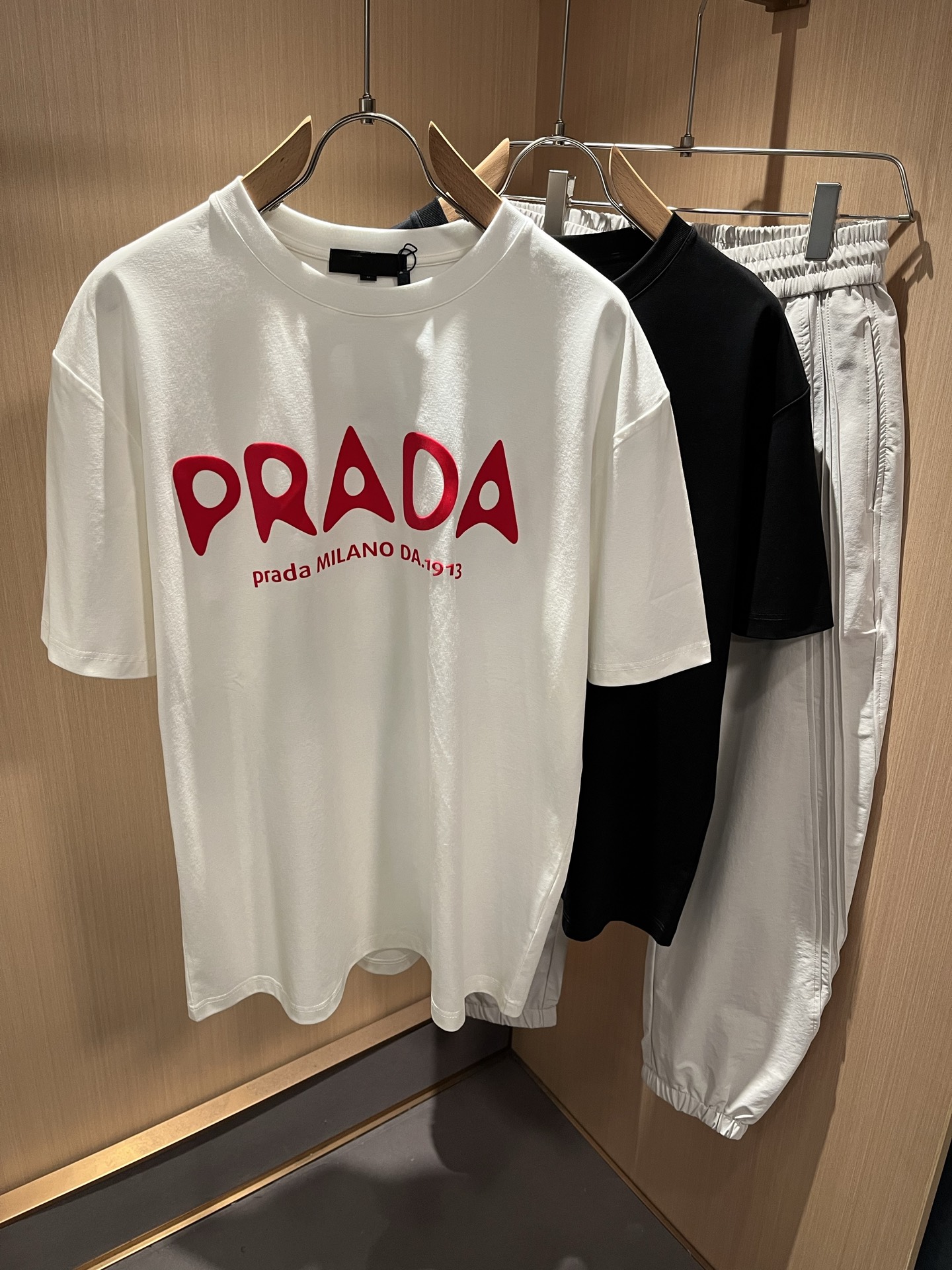 NO:846425,PRAD*A's new 2026 spring and summer short-sleeved T-shirts for men and women, the latest model is exclusively available on the entire network!  !  ~It is both classic and fashionable, who doesn’t love it? It shows the classic again, it is very eye-catching, and it has a low-luxury aura and recognition!  Pr*da's traditional brand concept and modern advanced technology are perfectly combined. Coupled with an extremely modern and simple design, Pr*da's exclusive logo pattern velvet design!  Customized 100% imported pure cotton fabric!  The texture of this model is quite impressive. You can tell the specifications and grades at your fingertips. The level of finesse and breathability are top-notch!  Size M-3XL,,prada,T-shirt,tees,t-shirt,19860909PRAD*A普*达2026春夏新款男女同款短袖T恤,最新款全网独家首上！！~既经典有时尚百搭,谁不爱啊,将经典再次展现,非常的耐看,自带低奢光环与辨识度！Pr*da传统的品牌理念和现代化的先进技术进行了完美结合.加上极其现代摩登风范的简约设计,p家专属logo图案压绒设计！定制百分百进口纯棉面料！此款的质感相当感人 触手便知规格档次 细腻程度与透气效果堪称顶级！尺码M-3XL,,prada,T-shirt,tees，t-shirt,,Men's clothing