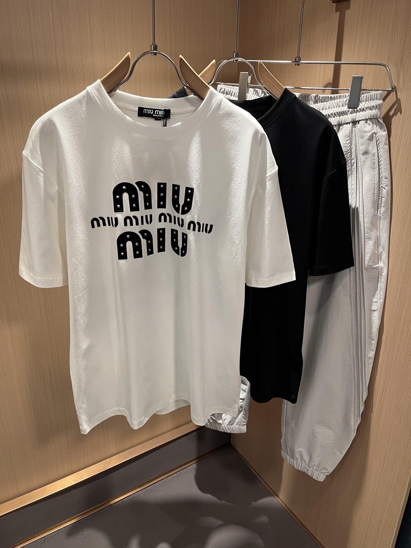 NO:846427,MIUMIU 2026 spring and summer new short-sleeved T-shirt for men and women, the brand's latest design elements!  It’s neither monotonous nor complicated, just the right amount to show off your taste!  Top quality laminated logo design for customers!  Comfortable, sweat-absorbent and breathable are not a problem at all. The unique luxury feel of the fabric presents a simple and elegant temperament!  Chest logo print design!  Full three-dimensional! Standard cutting design!  Every detail is in sync with high-end fashion. Sizes: M-3XL,,miumiu,T-shirt,tees,t-shirt,19860909MIUMIU 谬谬2026春夏新款男女同款短袖T恤,品牌最新设计元素！既不单调也不复杂,恰到好处的展现品味！客供顶级压胶logo设计！舒适吸汗透气根本不在话下,面料独具的高奢感呈现简约优雅气质！胸前logo印花设计！饱满立体!标准裁剪设计！每一处细节都是与高端时尚同步的体现.尺码:M-3XL,,miumiu,T-shirt,tees，t-shirt,,Men's clothing