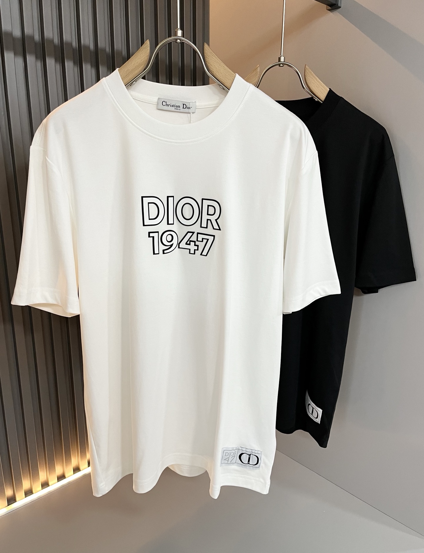 NO:136046,Dio*Dijia 2025 spring and summer new short-sleeved T-shirt for men and women, and the counter is available at the same time!  Customized exclusive 260g pure cotton fabric, customized original craft threads, chest logo pattern glue pressing technology design!  Simple and generous, calm and versatile, extremely high-end, perfectly integrated with fashion and style, a top fashionable style that perfectly suits the outside wear!  The overall feeling is natural!  The ultimate classic versatile short-sleeved T-shirt adopts the latest three-dimensional letter logo embossed elements design!  The ultimate perfection of heavy industry!  Fans who pursue high quality are please buy them by themselves, and all fans who know the goods are invited to appreciate this model together!  !  Color black white Size M-3XL,,dior,dior,T-shirt,tees,t-shirt,alexander wang19860909Dio*迪家 2025春夏新款男女同款短袖T恤,专柜同步发售！定制专属260克纯棉面料,定制原版工艺螺纹,胸前logo图案压胶工艺设计！简约大方,从容百搭,档次极高,完美融入时尚还有风情感一款完美符合外穿的顶尖时髦气质款！整体给人浑然天成的感觉！极致经典的百搭型短袖T恤,采用最新的立体字母logo压胶元素设计！极致的重工极致的完美！追求高品质的粉丝们请自行抢购,诚邀所有识货的粉丝一同鉴赏此款！！颜色黑色 白色 尺码M-3XL,,dior,dior,T-shirt,tees，t-shirt,alexander wang,Men's clothing