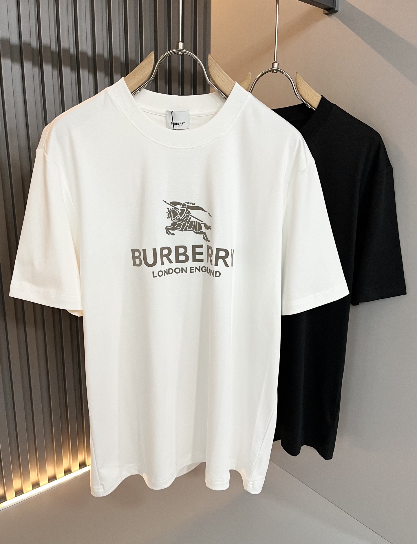NO:136065,BURBER*Y Ba*li's new spring and summer 2025 short-sleeved T-shirt for men and women, is coming, and is made of a popular environmentally friendly pure cotton fabric recently. It is a high-end outdoor sports and leisure series, which is very popular in sports!  BUR's latest special material, logo pattern printed glue design!  Fabric is also called memory cloth, which refers to fabrics with morphological memory functions. It instantly kills all versions on the market. It can only be said that it is not a level of existence at all. Whether it is material, detail restoration and craftsmanship, you are not afraid of any challenges. Just to contribute wonderful products to everyone. As always, it is consistent. A style that implements the core concept of BUR will be closely tied to fashion, always maintaining perfection, a simple but not simple design style perfectly meets the outfit you need in daily life. Size: M-3XL., burberry, T-shirt, tees, t-shirt, alexander wang19860909BURBER*Y巴*莉2025春夏新品男女同款短袖T恤,重磅来袭,最近比较火热的环保纯棉面料制作而成,高端户外运动休闲系列,非常火热运动风潮！BUR最新研发的特殊材质,标志logo图案印花压胶设计！面料也叫记忆布,是指具有形态记忆功能的面料,秒杀市面上一切版本,只能说根本就不是一个级别的存在,不管是材质还是细节还原度以及工艺制作方面,不惧任何挑战,只为给大家奉献绝妙产物一如既往,始终如一,贯彻了BUR核心理念的一个款式将与时尚紧紧的捆绑在一起,时刻保持完美,简约而不简单的的设计风格,完美的满足了你日常所需要的穿搭.尺码:M-3XL.,,burberry,T-shirt,tees，t-shirt,alexander wang,Men's clothing