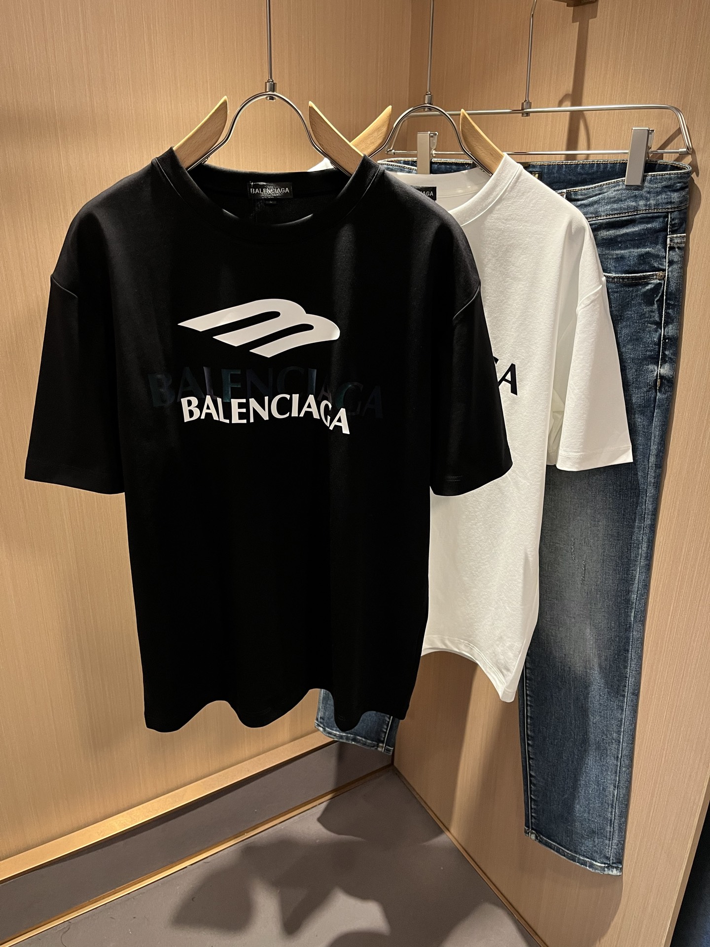 NO:141767,BALENCIA* Paris* Home 2025 Spring and Summer New Men and Women Couples Casual Loose Cotton Round Neck Short Sleeve T-shirt!  Trading companies have sparse channels and are released on the official website at the same time!  The latest series of spring and summer 2025, classic fashion design elements, injecting full vitality into the new series. This T-shirt is carefully selected for customers to use imported cotton fabrics. The fabric feels skin-friendly and soft and delicate, and the body logo is glued!  It has an extremely comfortable and breathable wearing experience. The whole item is very eye-catching and fashionable, and is deeply loved by young people today!  The loose round neck cut is a neutral style regardless of age and gender, suitable for matching all the styles and looks you need in your daily life!  It is recommended to wear couple outfits to go out on the street to make it more pleasing to the eye!  Size M-3XL, balenciaga, T-shirt,tees, t-shirt,alexander wang19860909BALENCIA*巴黎*家 2025春夏新款男女同情侣款休闲宽松棉质圆领短袖T恤衫！贸易公司渠道稀出,同步官网发售 ！ 2025春夏最新系列,经典时尚设计元素,为全新系列注入满满活力,这款T恤衫用心甄选客供进口棉面料制成,面料手感亲肤柔软细腻,衣身logo压胶设计！拥有着无比舒适透气性的穿着体验,整件单品极具吸睛度与时尚感,深受当下年轻人的喜爱！基础宽松的圆领版型裁剪,不分年龄与性别的中性款式,适合搭配你日常所需的所有风格与造型！建议搭配情侣装出街会更为养眼出色！尺码M-3XL,,balenciaga,T-shirt,tees，t-shirt,alexander wang,Men's clothing