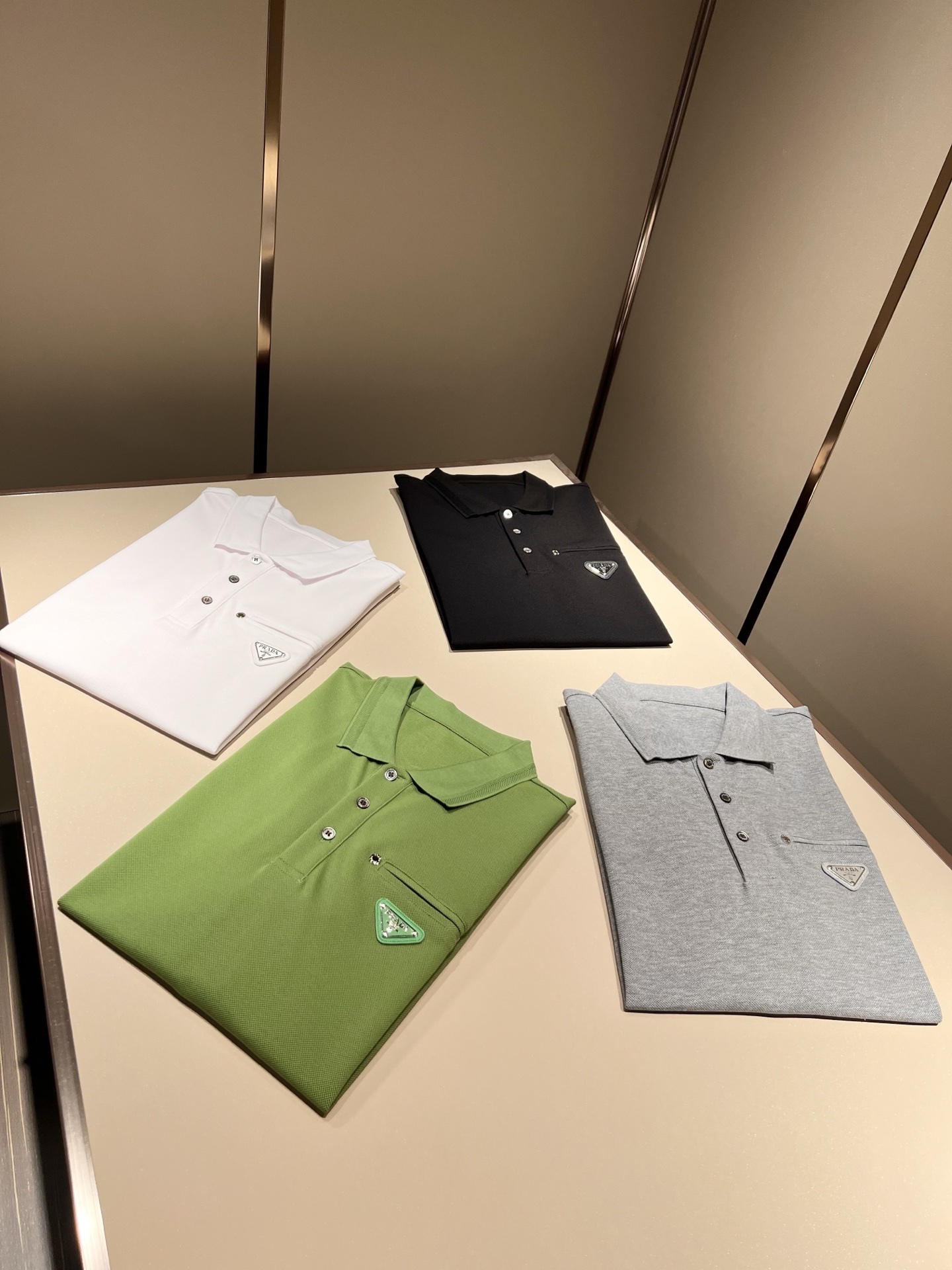 NO:136267,Prad*Pu*da 2025 spring and summer new classic element short-sleeved Polo shirt, a classic and elegant style, the kind that can be worn for ten years, you must collect a few pieces, and you must collect the rare and exquisite style!  A good taste!  It is important that it cannot avoid any season when it is imported 100% top-grade bead floor cotton!  Fine weaving!  solid!  One of the best cottons recognized in the world!  The texture is perfect! Chest hardware logo design!  Perfectly enrich everyone's visual sense!  Make you feel clean and neat!  Fashionable and beautiful!  !  Only by wearing Prada's short-sleeved shirt can you know what is worth it!  PRADA has always been a quality life pursued by European aristocrats and upper class scholars. This simple and casual versatile T-shirt is a personal luxury item with fashionable colors. Luxury materials and rigorous craftsmanship are the main tools for PRADA to attract fans. The flat and stylish round neck is warm, comfortable and easy to wear, with its own tone and handsome, and it is truly a world-class style!  The brand's design details are very exquisite, the upper body is light and stylish, and you have to buy the latest T-shirt every season. Faced with this consumable, it will save you the trouble of going out and outfitting. There are many letter T-shirts on the market, but this one is still rare to see. The streamlined tailoring and a light casual and artistic temperament give you enough spring to arrange the surface. Every person who pursues fashion, you might as well try it on the upper body!  Size M-3XL, prada, prada, T-shirt,tees, t-shirt,alexander wang19860909Prad*普*达 2025春夏季新款经典元素短袖Polo衫,经典大方的款式,可以穿十年都还是流行的那种,你一定要收藏几件,难得精致极致的款,你一定要收！好品味的一件！重要到哪个季节都绕不开它百分百进口顶级珠地棉！织法精细！结实！世界公认最好的棉之一！手感质感都极完美! 胸口五金logo设计！完美的丰富大家的视觉感！让你感觉干净利落！时尚又好看！！穿上普拉达的这款短袖,才知道什么是人间太值得！PRADA一直都是欧洲贵族和上流社会雅士追求的品质生活这款简易休闲百搭T恤更是穿出个人奢侈的单品色彩时尚 奢侈的材质和严谨的工艺是PRADA圈粉的主要利器平整有型的圆领,版型温暖舒适好穿又好搭,自带腔调和帅气,真正的一款打天下！品牌的设计细节十分考究,上身轻便有型,每季都要入手最新的T恤,面对这种消耗品,直接省了你出门穿搭的烦恼,市面上的字母T恤有很多,但这款还很难得一见了,信手拈来的流线剪裁,淡淡的休闲文艺气质,给足春日的排面,每个对时髦度有追求的你,都不妨上身一试！尺码M-3XL,,prada,prada,T-shirt,tees，t-shirt,alexander wang,Men's clothing