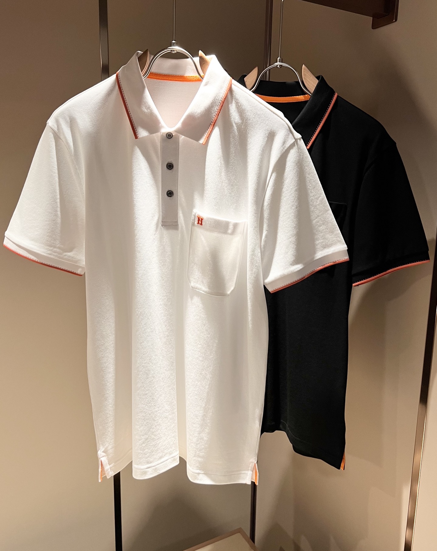 NO:136265,Her*mes Spring and Summer New Men's Short-Sleeve Polo Shirt, a newly upgraded and versatile basic style, low-key and luxurious, and a choice of character!  Made of high-quality selected bead flooring cotton, it has good moisture absorption, comfortable and breathable, enjoys a light and relaxed and comfortable wearing experience, has super vertical performance, meticulous craftsmanship, and extremely recognizable, showing the classic perfect pattern design of the new brand, and the chest embroidery logo pattern design!  Precise and in place in cutting. Simple and atmospheric style, and can show fashionable charm in daily leisure life. Size M-3XL, T-shirt, alexander wang19860909Her*mes爱*仕春夏新款男士短袖Polo衫,全新升级百搭基础款,低调奢华,品格之选！甄选优质精选珠地棉打造而成,吸湿性好,舒适透气,享受轻薄轻松自在的穿着体验,有着超强的垂直性能,工艺细致,辨识度极高,展现全新品牌经典完美版型设计,胸前刺绣logo图案设计！在裁剪上精准到位.简约大气风格,又能在日常休闲生活中展现时尚魅力.尺码M-3XL,,T-shirt,alexander wang,Men's clothing