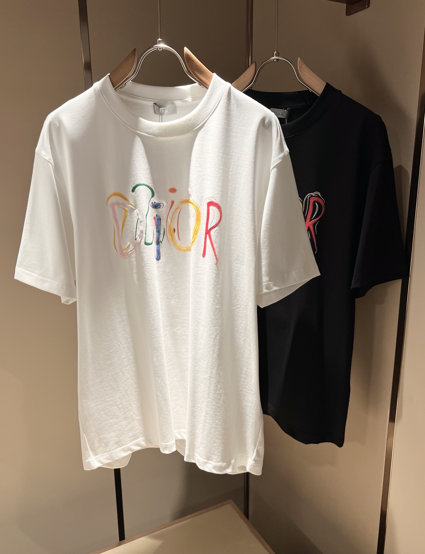 NO:136063,Dio*Dijia 2025 spring and summer new short-sleeved T-shirt for men and women, and the counter is available at the same time!  Customized exclusive 260g pure cotton fabric, customized original craft threads, chest logo pattern printing craft design!  Simple and generous, calm and versatile, extremely high-end, perfectly integrated with fashion and style, a top fashionable style that perfectly suits the outside wear!  The overall feeling is natural!  The ultimate classic versatile short-sleeved T-shirt is designed with the latest three-dimensional letter logo print elements!  The ultimate perfection of heavy industry!  Fans who pursue high quality are please buy them by themselves, and all fans who know the goods are invited to appreciate this model together!  !  Size M-3XL, dior,dior,T-shirt,tees,t-shirt,alexander wang19860909Dio*迪家 2025春夏新款男女同款短袖T恤,专柜同步发售！定制专属260克纯棉面料,定制原版工艺螺纹,胸前logo图案印花工艺设计！简约大方,从容百搭,档次极高,完美融入时尚还有风情感一款完美符合外穿的顶尖时髦气质款！整体给人浑然天成的感觉！极致经典的百搭型短袖T恤,采用最新的立体字母logo印花元素设计！极致的重工极致的完美！追求高品质的粉丝们请自行抢购,诚邀所有识货的粉丝一同鉴赏此款！！ 尺码M-3XL,,dior,dior,T-shirt,tees，t-shirt,alexander wang,Men's clothing