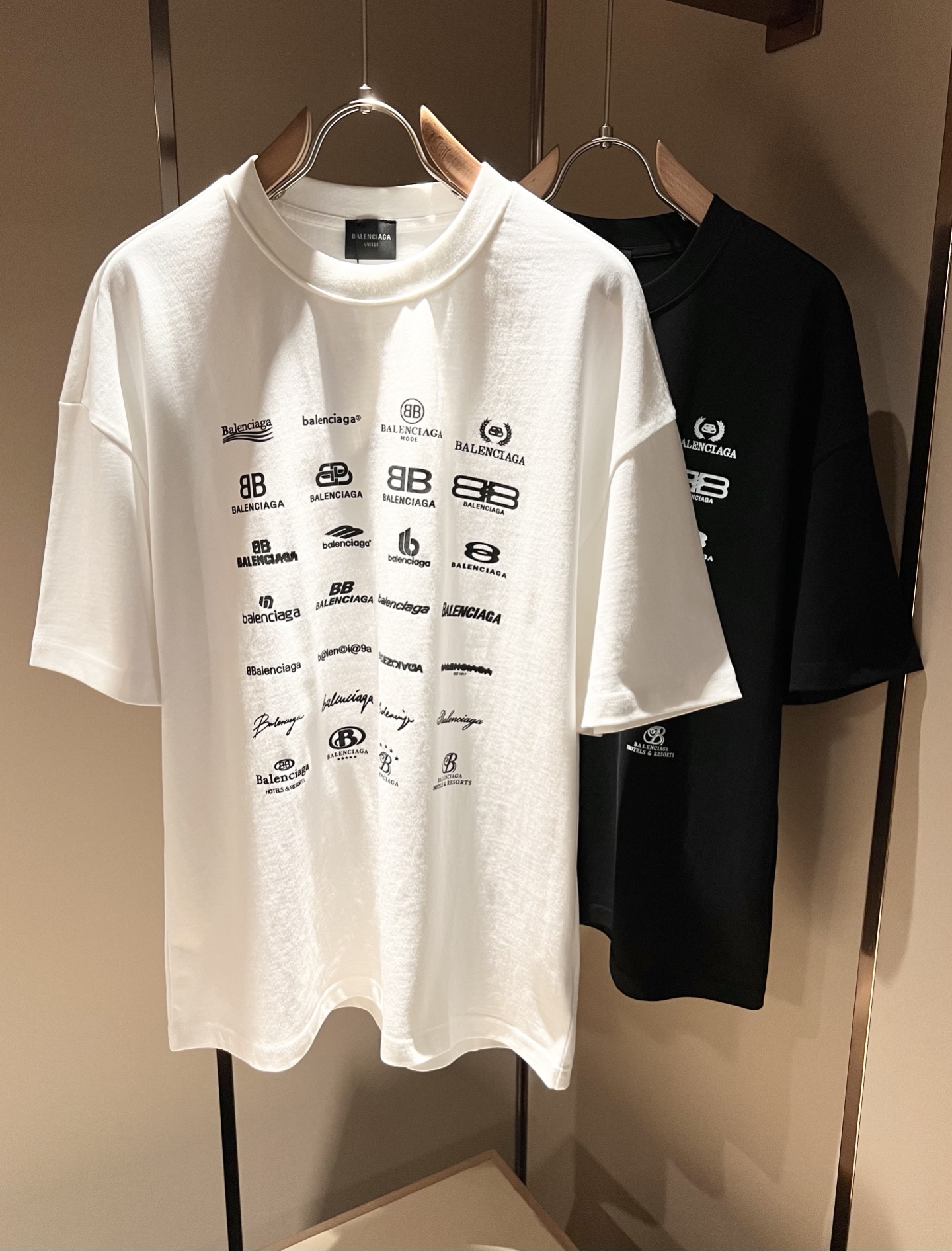 NO:136054,BALENCI*GA Paris* Home 2025 Spring and Summer New Men and Women's Same Short-Sleeve T-shirt!  Fashionable casual short-sleeved T-shirt with catwalk pattern prints!  Design logo printing design!  The most designed and selected customer-supplied 280g pure cotton fabric, which feels soft and skin-friendly, is comfortable and breathable, and you can’t picky about the real thing!  Loose, small, shoulder-dead round neck cut, genderless couple mixed styles, opening up a new fashion charm!  Differentiate the market version of the high-end custom series!  Size S-2XL, balenciaga, T-shirt,tees, t-shirt,alexander wang19860909BALENCI*GA巴黎*家 2025春夏新款男女同款短袖T恤！走秀图案印花时尚休闲短袖T恤衫！设计logo印花设计！极具设计精选客供280g纯棉面料,手感柔软亲肤,着身舒适透气性都无法挑剔,实物绝对会让你爱不释手！宽松小落肩的圆领版型裁剪,无性别主义的情侣混穿款式,打开全新的时装新韵味！区别市场版本高定系列！尺码S-2XL,,balenciaga,T-shirt,tees，t-shirt,alexander wang,Men's clothing