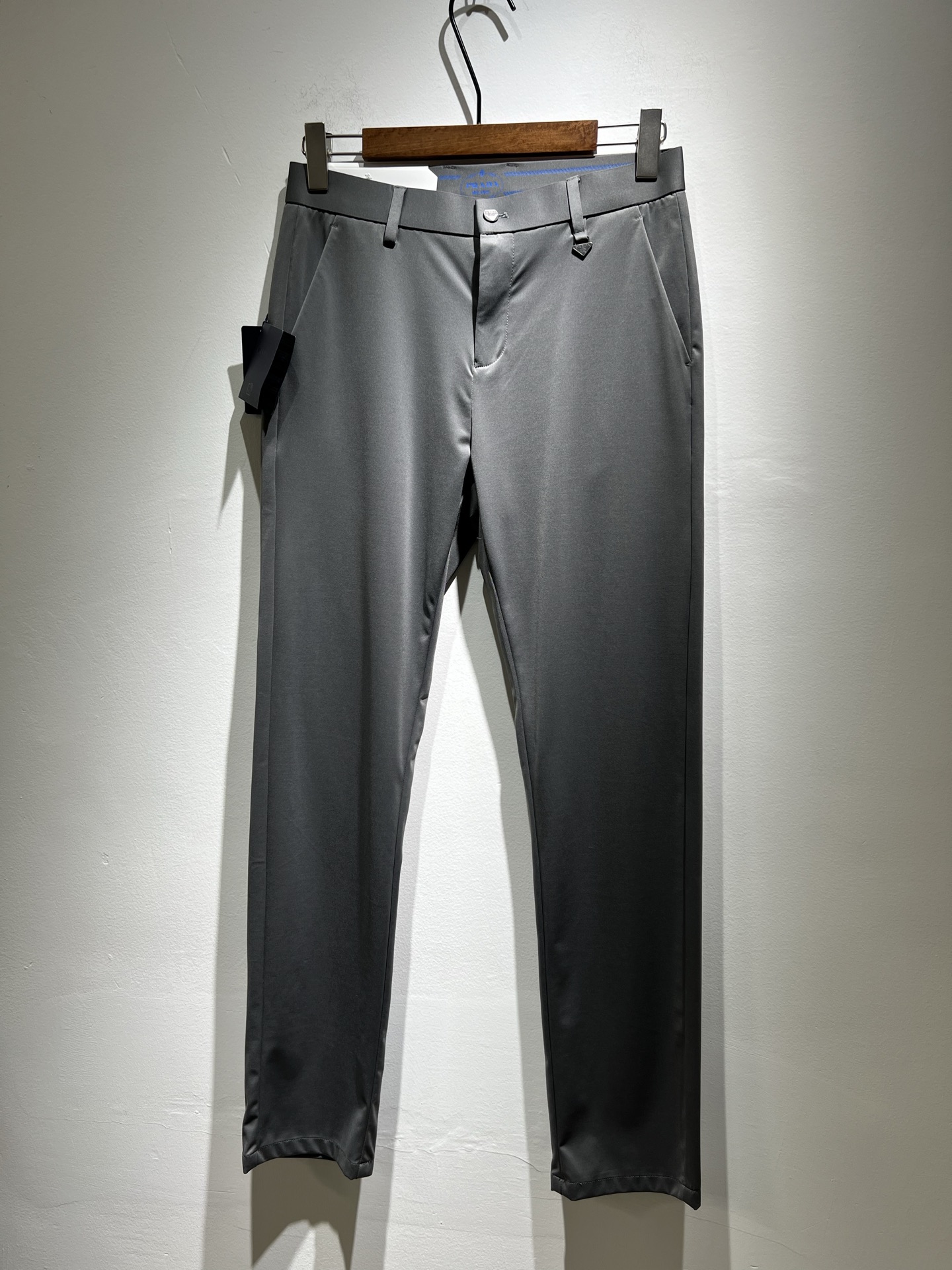 NO:136077,PRA*DA 2025 spring and summer new stretch cotton blended spandex versatile trousers, classic business casual basic trousers for men!  Trading companies have sparse channels and are on sale on the leading official website!  A pair of pants with both design value and practical wearability are both online, taking into account the sense of fashion, and it is undoubtedly the best item for P this year!  The fabric is wrinkle-resistant and light and easy to handle, with a thin, silky and delicate feel, and has excellent breathable, moisture-absorbing and quick-drying performance. The upper body has its own cooling effect. It is definitely the best choice in a summer wardrobe. Getting the real thing will definitely give you the desire to repurchase it!  The basic suit pants style and the right cutting process are excellent inclusive for the body. They can well modify the leg shape and visually make your legs look longer and straighter, adding a lot to your appearance and aura!  Customized YKK metal zippers, customized original logo hardware accessories for customization!  The iconic classic marking hardware badge patches on the back are self-evident, and the recognition and luxury are self-evident, and the sense of identity is low-key!  A classic with a versatile foundation can be easily dealt with in business and leisure, and there is no reason to not buy it!  Size 30-40 37 39,,prada,business suit,alexander wang19860909PRA*DA 普*达 2025春夏新款弹力棉质混纺氨纶百搭西裤,男士经典商务休闲基础长裤西裤！贸易公司渠道稀出,领先官网发售！设计值与实穿性均在线的一款裤装,兼顾时尚感的同时,绝对算得上是今年P家最佳单品无疑！面料抗皱轻盈好打理,手感轻薄丝滑细腻,拥有着极佳的透气吸湿速干性能,上身自带降温功效,绝对是夏日衣橱中不二之选,实物到手绝对会让你有无限回购的渴望！基础的西装裤版型,恰到好处的裁剪工艺,对于身材包容性极好,能够很好的修饰腿型,在视觉上显腿长显腿直,为你的颜值与气场加分不少！客供定制YKK金属拉链,定制原版logo五金辅料修饰！后幅标志性经典标五金徽章贴饰,其辨识度与奢华感不言而喻,低调中不失身份感！百搭基础的经典,商务休闲皆可轻松应对,根本找不到不入手的理由！尺码30-40 37 39,,prada,business suit,alexander wang,Men's clothing