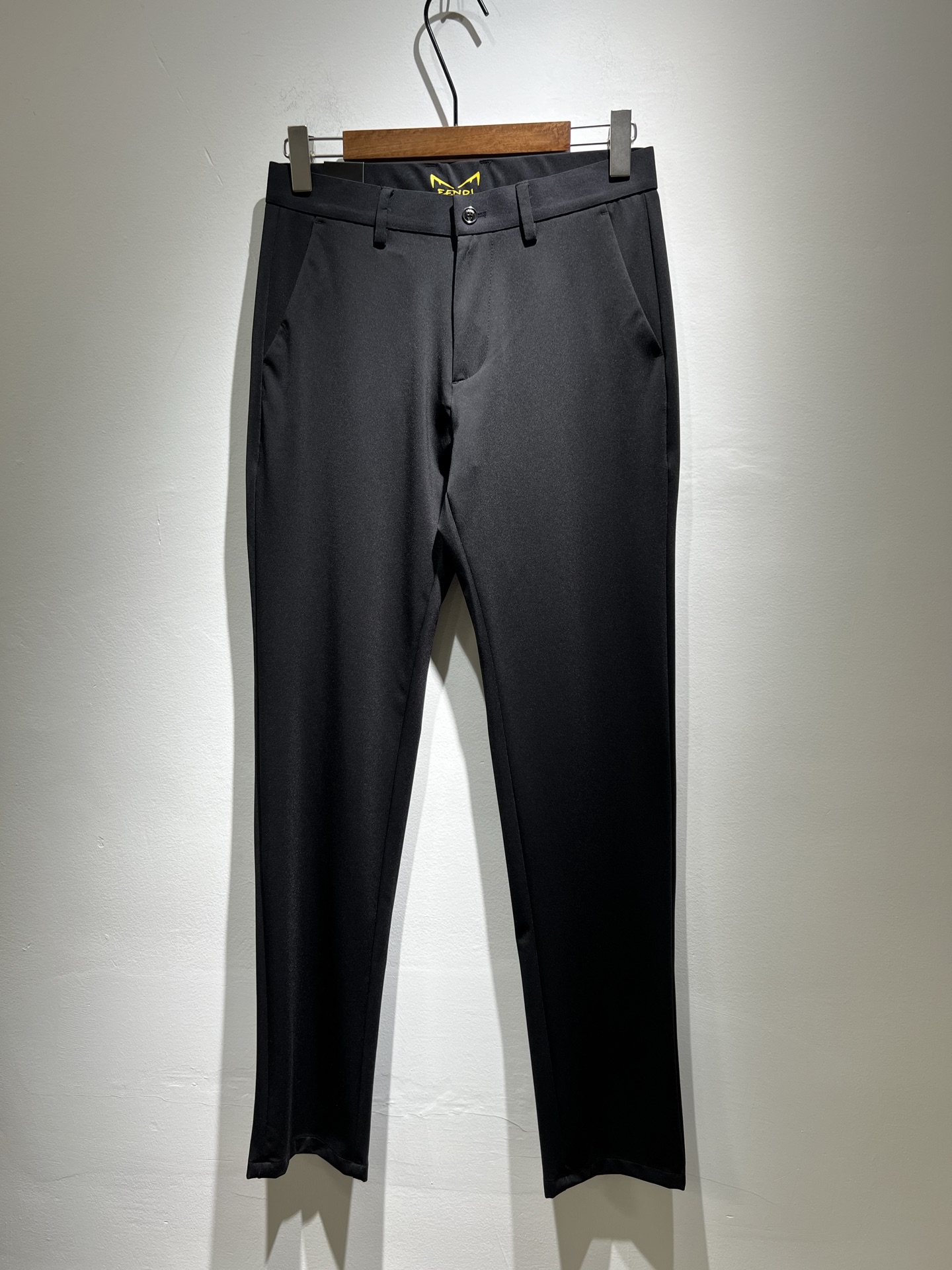 NO:136074,FEN*I FEN*Di 2025 spring and summer new FD casual straight trousers!  Original Italian orders, popular FD family items, high-quality products with full representation and full of specifications, high-quality products that all FD fans are worth buying!  Pure Yidian channel orders, high-end and popular products from the FD family, very popular items at the moment, FD logo custom original logo hardware decoration!  It has a strong sense of trend, a high sense of grade and specification, and gives people a strong sense of visual impact and is highly recognizable. It has a top-quality peace fabric, creating an original four-sided stretch spandex fabric, which has a soft, delicate and comfortable touch, and is of high-end and classy quality!  Perfectly interprets the charm of the brand and leaves a deep impression. It is more fashionable and charming. It has simple, elegant and fashionable upper body, and is even more stressful for outfits!  Size 30-40 37 39,,fendi,dior,alexander wang19860909FEN*I 芬*迪2025春夏新款FD休闲小直筒西裤！意大利原厂订单,FD家族人气单品,代表性十足,规格感十足的精品,所有FD粉丝都值得抢购的精品！纯正意代渠道订单,FD家族的高奢人气爆款产物,当下十分火爆的单品,FD标志log定制原版logo五金装饰！潮流气息感十足,档次规格感极高,给人的视觉冲击感相当强烈,有着极高的辨识度,顶级平安面料,打造原版四面弹力氨纶面料,触感柔软细腻舒适,品相相当高级有档次！完美诠释品牌魅力,给人留下深刻印象.更具时尚与韵味,上身简约大方时尚,对于穿搭更是毫无压力！尺码30-40 37 39,,fendi,dior,alexander wang,Men's clothing