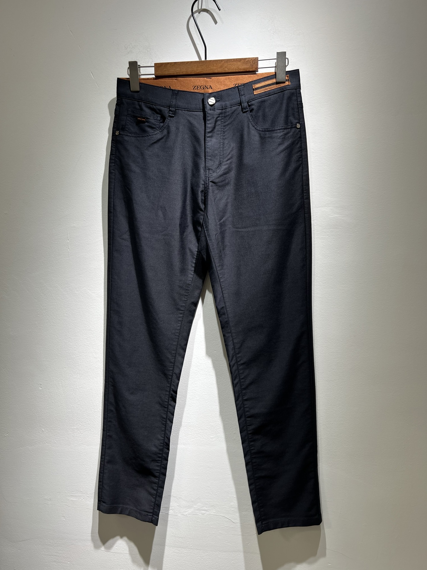 NO:136079,Zegna 2025 early spring new men's casual pants, the finale of the channel goods have appeared!  !  Sold simultaneously at the counter!  It is no exaggeration to say that this trouser is made from the original OEM channel, not a bragging original OEM, but is a product from the domestic ready-to-wear OEM factory officially authorized by Jenia!  Therefore, the ratio of quantity and size is extremely short, so you can earn it if you grab it!  The best pants are officially unveiled!  !  !  !  !  !  Zegna's things have always been one of the only essential outfits for successful business people!  Not everyone can easily surpass the brand's high-end style and its own strong aura. No matter which season the style is, it is a standard temperament!  However, the fabric style is between business and casual and daily wear, and the waist design logo waist brand decoration!  Only Jenya, who can design a pair of trousers so well-suited to the public, is the only one who focuses on men's clothing, business and casualness!  Whether you wear this style in a casual occasion or in a business occasion, you must wear it well and be able to wear it to your own taste!  Pants that give yourself unlimited points!  Size 29-40, zegna,alexander wang19860909Zegna 杰尼亚 2025早春新款男士休闲裤,压轴的渠道货出现了！！柜台同步销售！ 毫不夸张的说,此款裤装是原厂代工渠道的货,并不是吹牛的原厂代工,完全是由杰尼亚官方授权的国内成衣代工厂出来的产品！所以数量跟尺码配比都极度紧缺,抢到就是赚到！最好的裤装正式揭幕！！！！！！Zegna的东西,从来都是成功商务人士的专属必备行头之一！品牌高级的格调以及自带强大的气场并不是所有人都能轻易凌驾的.无论哪季的款式都是都是气质标配！但是面料版型又介乎于商务休闲跟日常穿着之间,腰身设计logo腰牌修饰！能将一款裤装设计到如此贴合大众穿着,也就只有专注于男装商务休闲的杰尼亚了！不论您是休闲场合穿搭,或者商务场合此款都能搭配的恰到好处要穿,就必须穿好的,能穿出属于自己品味的！给自己无限加分的裤子！尺码29-40,,zegna,alexander wang,Men's clothing