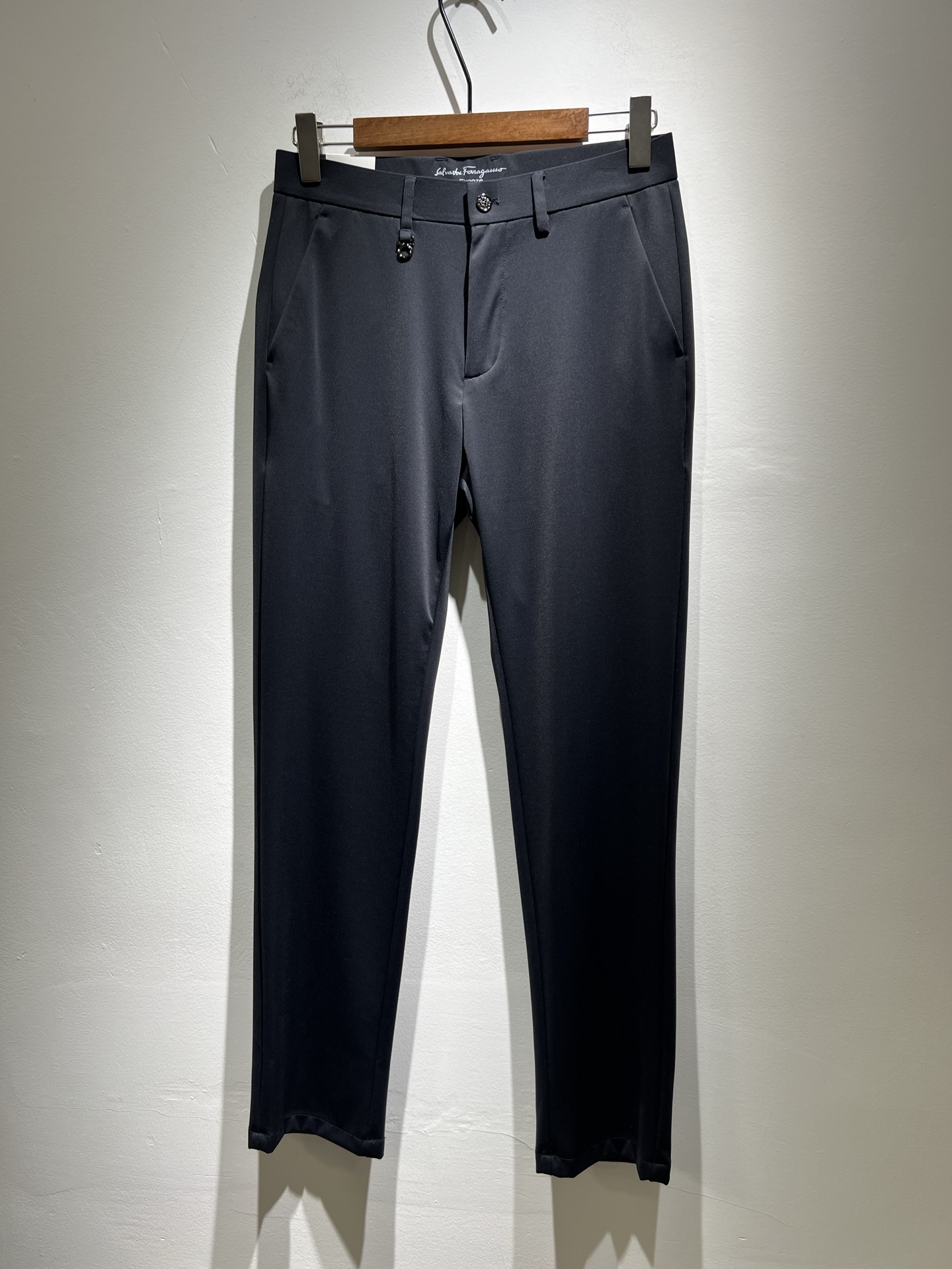 NO:136075,Ferraga*mo 2025 spring and summer new men's casual small straight trousers, original single quality, original single quality high-end fashion casual wash original trousers fabric!  The back waist metal Ferragamo logo is produced through the original single OEM factory channel; G.com is released simultaneously, and the thickness just meets the needs of wear. The fabric is soft and elastic. The beautiful washing process is just right. The craftsmanship is very prominent. The fabric is soft and elastic. The turning work is neatly arranged and the perfect details are produced. The casual and versatile four-season model has the best effect on the upper body, showing the confidence temperament; all the details show the perfect quality pants. The classic logo of the brand symbolizes the highest quality of the brand. Owning original hardware accessories is the beginning of another fashion!  Size 30 -40, ferragamo, ferragamo, alexander wang19860909Ferraga*mo菲拉*慕2025春夏新款男款休闲小直筒西裤, 原单品质,原单品质高端时尚休闲水洗原版西裤面料！后腰金属菲拉格慕LOGO标识,原单代工厂渠道出品；G网同步发售,厚度刚好满足穿搭需求 面料柔软具有弹力面料 漂亮的水洗工艺,恰到好处的纯粹,工艺非常突出,面料柔软富有弹性,车工走线整齐,完美细节出品.随意百搭的四季款,上身效果不紧绷极佳,彰显自信气质；所有细微处尽情展现完美品质裤子的经典Logo象征了品牌至高的品质,原厂五金配件 拥有,便是另一种时尚的开始 ！ 尺码30 -40,,ferragamo,ferragamo,alexander wang,Men's clothing