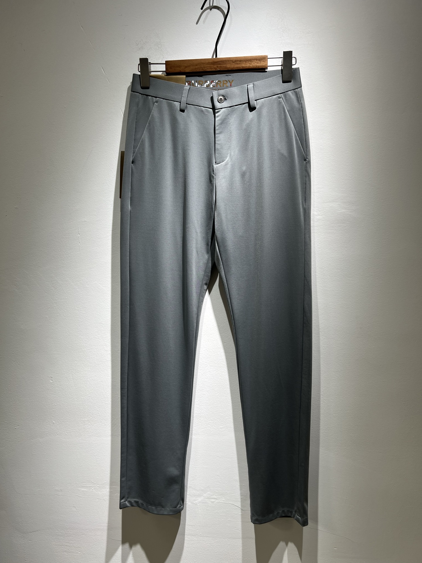 NO:136072,BURBER*Y Ba*li 2025 spring and summer men's casual trousers, classic basic men's straight-leg pants, simple solid color and versatile hardware logo accessories, classic inner British style strips wrapped around, obvious iconic, a must-have for wardrobe, on sale, full quality foreign trade orders. It has a strong British style. It has long been synonymous with luxury, quality, innovation and eternal classics. Its windbreaker is famous all over the world as a brand logo. It has a traditional British design style, with unique fabrics and elegant style. The drastic transformation design forms a continuous totem print, and the simple font replaces the classic knight logo, completely subverting the original style.  The counter model show series is very fashionable, a simple, refreshing, fashionable and versatile casual style. They are all super stylish, and it is the dazzling dark horse this season and the most appropriate color. Size 30-40 37 39, burberry, alexander wang19860909BURBER*Y巴*莉 2025春夏男士休闲西裤,男士经典基础款小直筒裤 简洁纯色百搭款五金logo辅料配合 经典内里英伦风条包边,标志性明显,衣橱必备,专柜在售,全品相外贸订单.是具有浓厚英伦风格.长久以来成为奢华、品质、创新以及永恒经典的代名词,旗下的风衣作为品牌标识享誉全球.带有一股英国传统的设计风格,独特的布料、大方优雅为主.大刀阔斧的转型设计,组成连续图腾印花,简约的字体取代了经典的骑士标志,彻头彻尾地颠覆了原始风格. 专柜模特走秀系列,非常时尚一款简单清爽时尚百搭休闲款,都超级有型,更是本季让人眼前一亮的黑马,也是最应景的色彩,尺码30-40 37 39,,burberry,alexander wang,Men's clothing