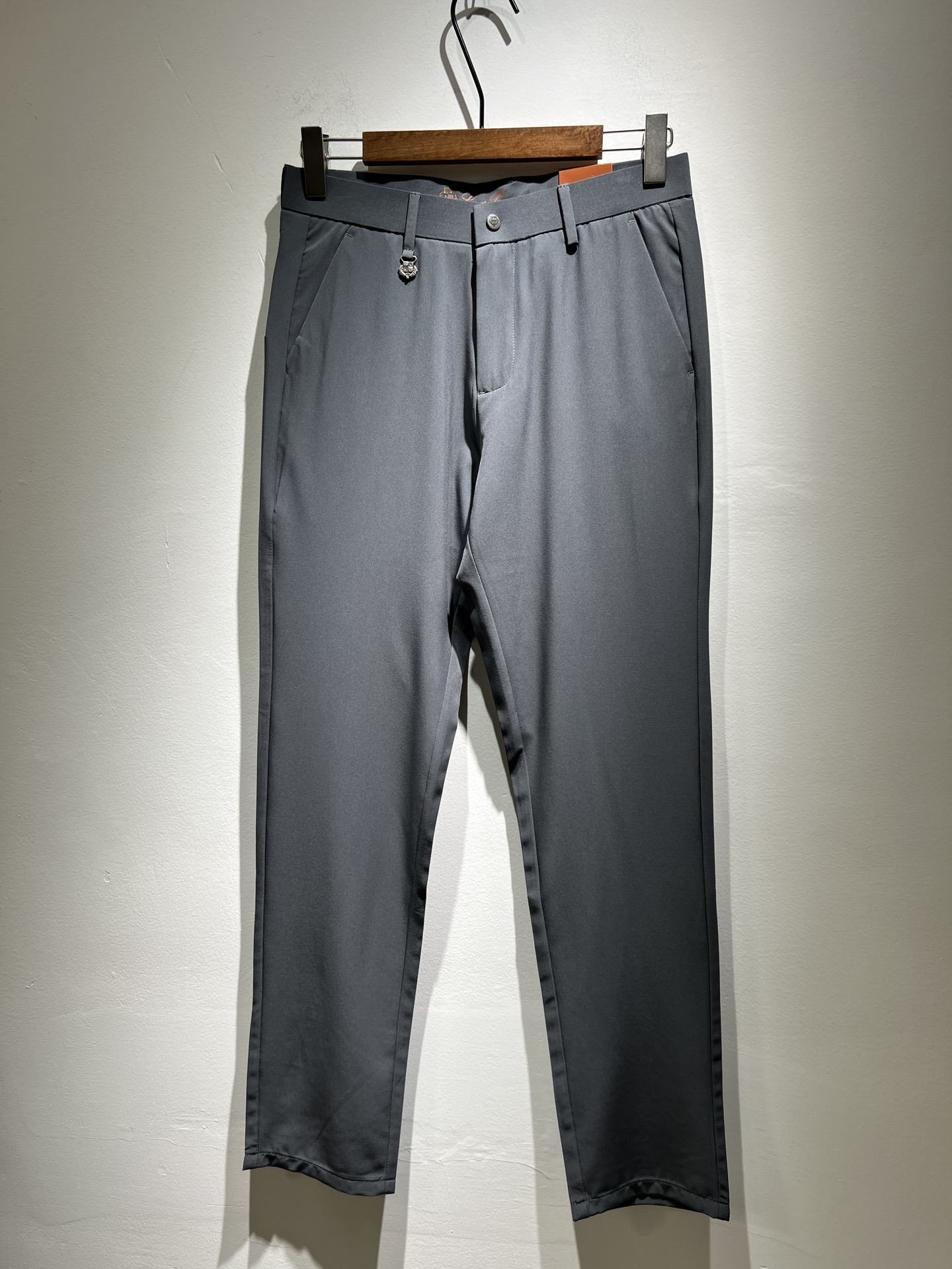 NO:136069,Loro Piana Nouyou Pianya 2025 spring and summer new men's fashion high-end casual pants, Hong Kong foreign business channel goods, original Japanese production, pure blood quality, perfectly continuing the essence and genes of LP home. From the main fabric to the detailed craftsmanship, all show the ingenuity of quality, using multiple brand elements to interpret, logo hardware design!  Identity manifestation that belongs to the soul!  Customer-supplied high-end imported elastic spandex fabric, very high-end and fashionable detailed craftsmanship, red ear cloth is completed by a specific antique loom. This element represents the identity and rank of the trousers, which is very worthy of savoring!  In terms of matching, it is invincible and explains the versatility in place, with ingenious details and exquisite accessories. The auxiliary materials are all provided by foreign merchants. They are tailored and slim, and the upper body is lifted with an excellent effect. They are a styling item that is hard to come by!  Size 30-40 37 39, loro piana, loro piana, alexander wang19860909Loro Piana诺悠翩雅 2025春夏新品男士时装款高端休闲裤,香港洋行渠道货,日本原厂出品,纯血统品质,完美延续了LP家的精髓与基因,从主体面料到细节工艺,无不彰显出品质的匠心所在,运用多个品牌元素标识来诠释,标志logo五金设计！属于灵魂式的身份彰显！客供高级进口弹力氨纶面料,非常高级且时髦的细节工艺,赤耳布是由特定古董织布机完成,此元素代表着西裤的身份及段位,非常值得细品悦人！在搭配上所向无敌,把百搭阐释到位,细节匠心考究,辅料皆为外商客供,剪裁合体修身,上身提臀效果绝佳,可遇而不可求的造型单品！尺码30-40 37 39,,loro piana,loro piana,alexander wang,Men's clothing