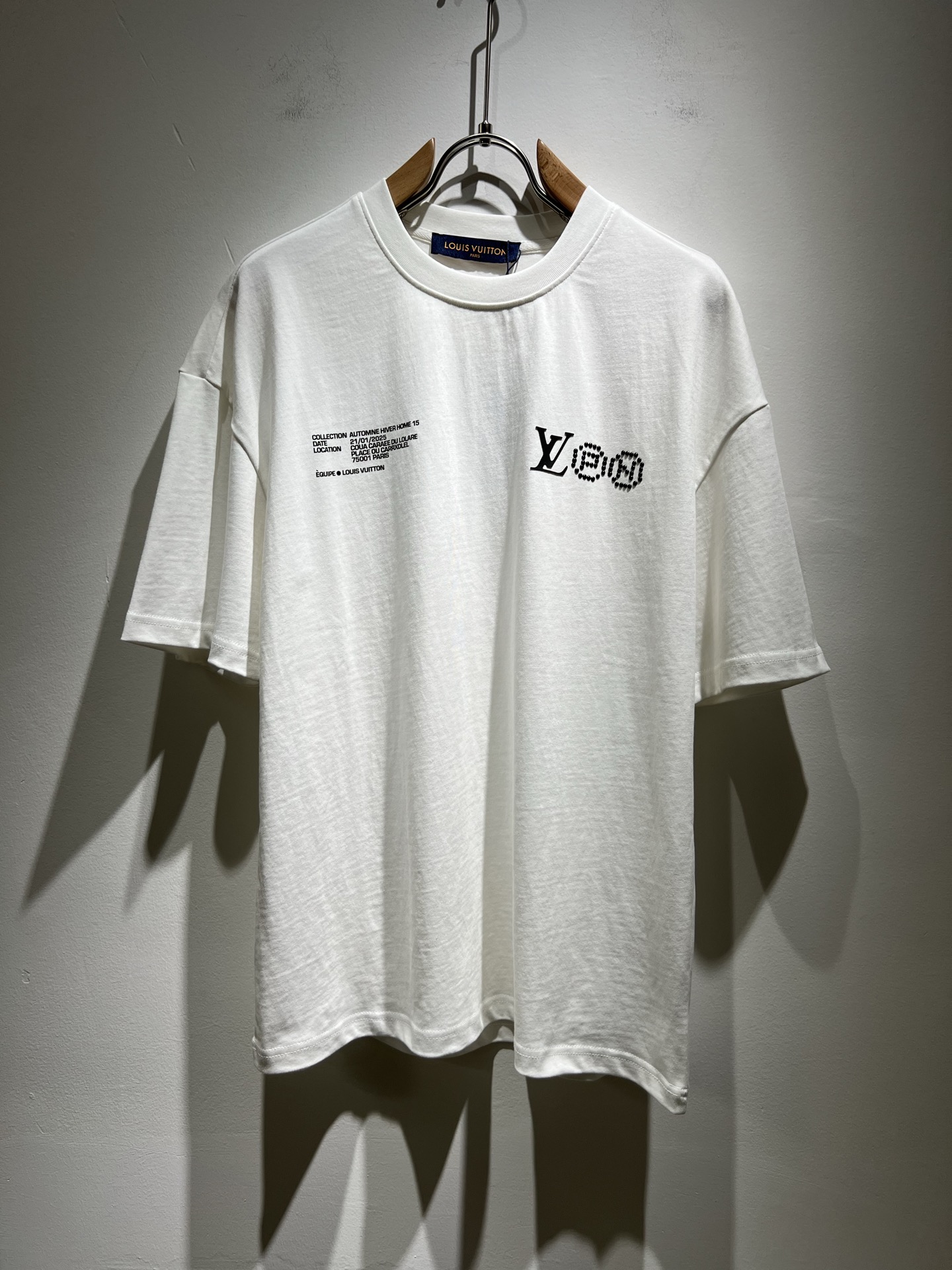 NO:136093,LouisVuitt*Louis*Deng The new series of spring and summer 2025 products are launched, a very fashionable and avant-garde short-sleeved T-shirt for men and women, with logo logo pattern offset printing technology modification!  Different from the past, it declares the design concept that has been passed down for many years in the brand!  Its eye-catchingness is no less than any classic style, perfectly presenting the fashionable, high-end and luxurious feeling in front of the world!  Made of imported cotton, the customer-supplied and imported cotton material is selected, with a high-quality 260g pure cotton fabric, which has a soft and soft touch, and the real thing is definitely beyond your imagination. It is extremely comfortable and breathable in close body. Even if you sweat profusely, you will not feel greasy or stuffy. It will bring sweating and moisture absorption to the extreme!  Size S-2XL, louis vuitton,louis vuitton,t-shirt,tees,t-shirt,alexander wang19860909LouisVuitt*路易*登 2025春夏全新系列单品上线,非常时髦前卫的一款男女同款短袖T恤,标识logo图案压胶印花工艺修饰！区别于以往的不同,宣示品牌传承多年的设计理念！其吸睛度完全不亚于任何经典款式,将时髦高级感与奢华感完美呈现在世人眼前！客供进口全棉材质制成,精选优质260g纯棉面料,触感软糯亲肤细腻,实物到手绝对超乎你的想象,贴身无比舒适透气,即便是汗流浃背也不会有腻身及闷热感可言,将排汗吸湿性发挥到了极致！尺码S-2XL,,louis vuitton,louis vuitton,T-shirt,tees，t-shirt,alexander wang,Men's clothing