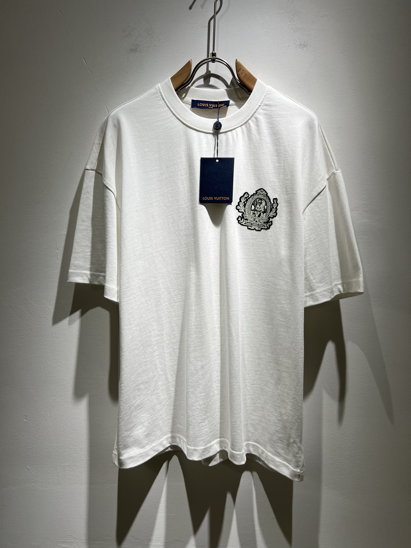 NO:136082,LouisVuitt*Louis*Deng The new series of spring and summer 2025 products are launched, a very fashionable and avant-garde short-sleeved T-shirt for men and women, with logo logo pattern printing technology modification!  Different from the past, it declares the design concept that has been passed down for many years in the brand!  Its eye-catchingness is no less than any classic style, perfectly presenting the fashionable, high-end and luxurious feeling in front of the world!  Made of imported cotton, the customer-supplied and imported cotton material is selected, with a high-quality 260g pure cotton fabric, which has a soft and soft touch, and the real thing is definitely beyond your imagination. It is extremely comfortable and breathable in close body. Even if you sweat profusely, you will not feel greasy or stuffy. It will bring sweating and moisture absorption to the extreme!  Size S-2XL, louis vuitton,louis vuitton,t-shirt,tees,t-shirt,alexander wang19860909LouisVuitt*路易*登 2025春夏全新系列单品上线,非常时髦前卫的一款男女同款短袖T恤,标识logo图案印花工艺修饰！区别于以往的不同,宣示品牌传承多年的设计理念！其吸睛度完全不亚于任何经典款式,将时髦高级感与奢华感完美呈现在世人眼前！客供进口全棉材质制成,精选优质260g纯棉面料,触感软糯亲肤细腻,实物到手绝对超乎你的想象,贴身无比舒适透气,即便是汗流浃背也不会有腻身及闷热感可言,将排汗吸湿性发挥到了极致！尺码S-2XL,,louis vuitton,louis vuitton,T-shirt,tees，t-shirt,alexander wang,Men's clothing