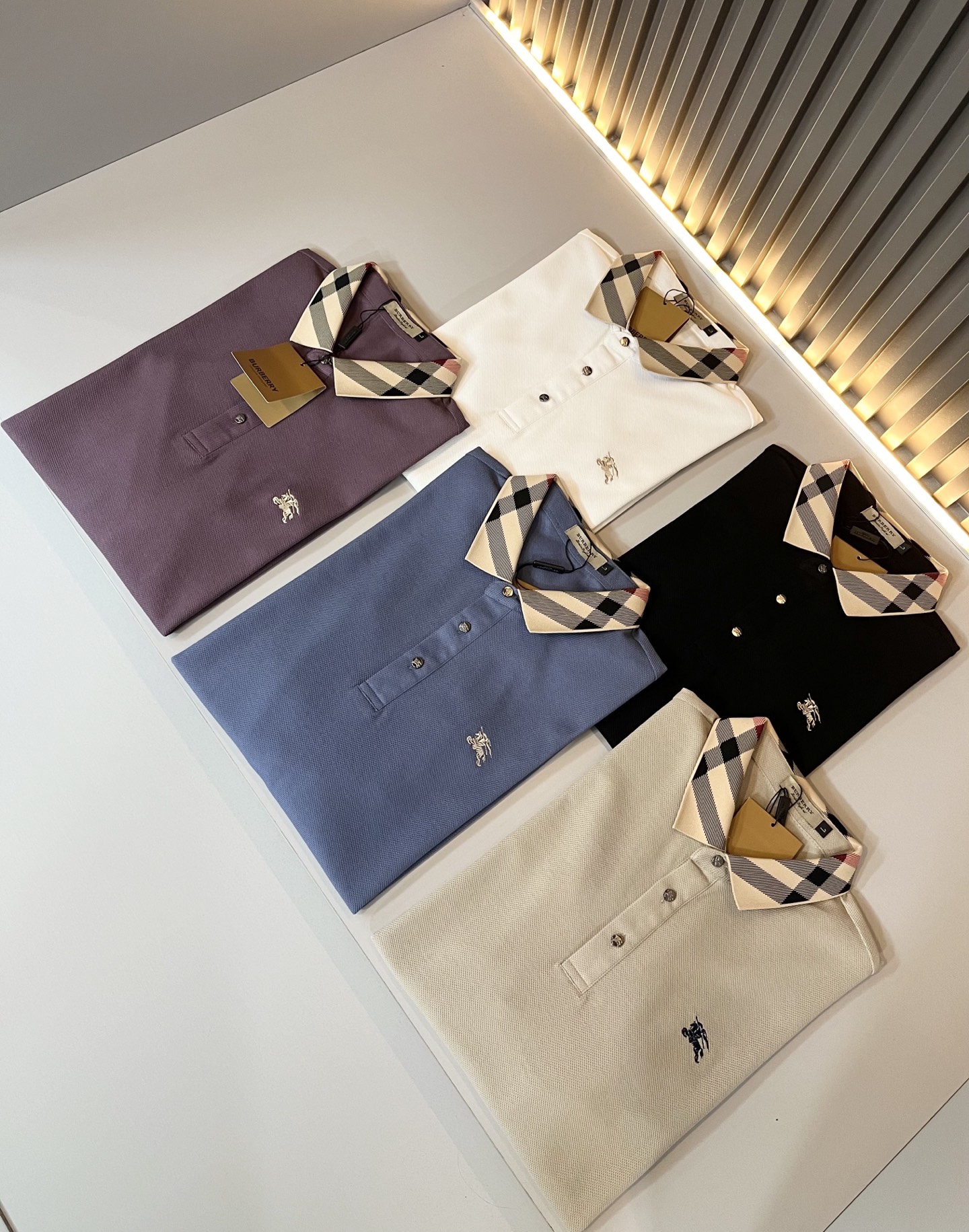 NO:136049,Bur*erry 2025 spring and summer new men's short-sleeved Polo shirt, the latest brand design element!  Neither monotonous nor complicated, it shows taste just right!  Customer-supplied top-quality custom bead flooring fabrics!  Comfortable, sweat-absorbing and breathable, the unique high-end fabric presents a simple and elegant temperament!  Embroidery design of letters on chest!  Full three-dimensional! Standard cutting design!  Every detail is a synchronized with high-end fashion. Size: M-4XL, burberry, T-shirt, alexander wang19860909Bur*erry 巴*莉 2025春夏新款男士短袖Polo衫,品牌最新设计元素！既不单调也不复杂,恰到好处的展现品味！客供顶级定制珠地棉面料！舒适吸汗透气根本不在话下,面料独具的高奢感呈现简约优雅气质！胸前字母logo刺绣设计！饱满立体!标准裁剪设计！每一处细节都是与高端时尚同步的体现.尺码:M-4XL,,burberry,T-shirt,alexander wang,Men's clothing