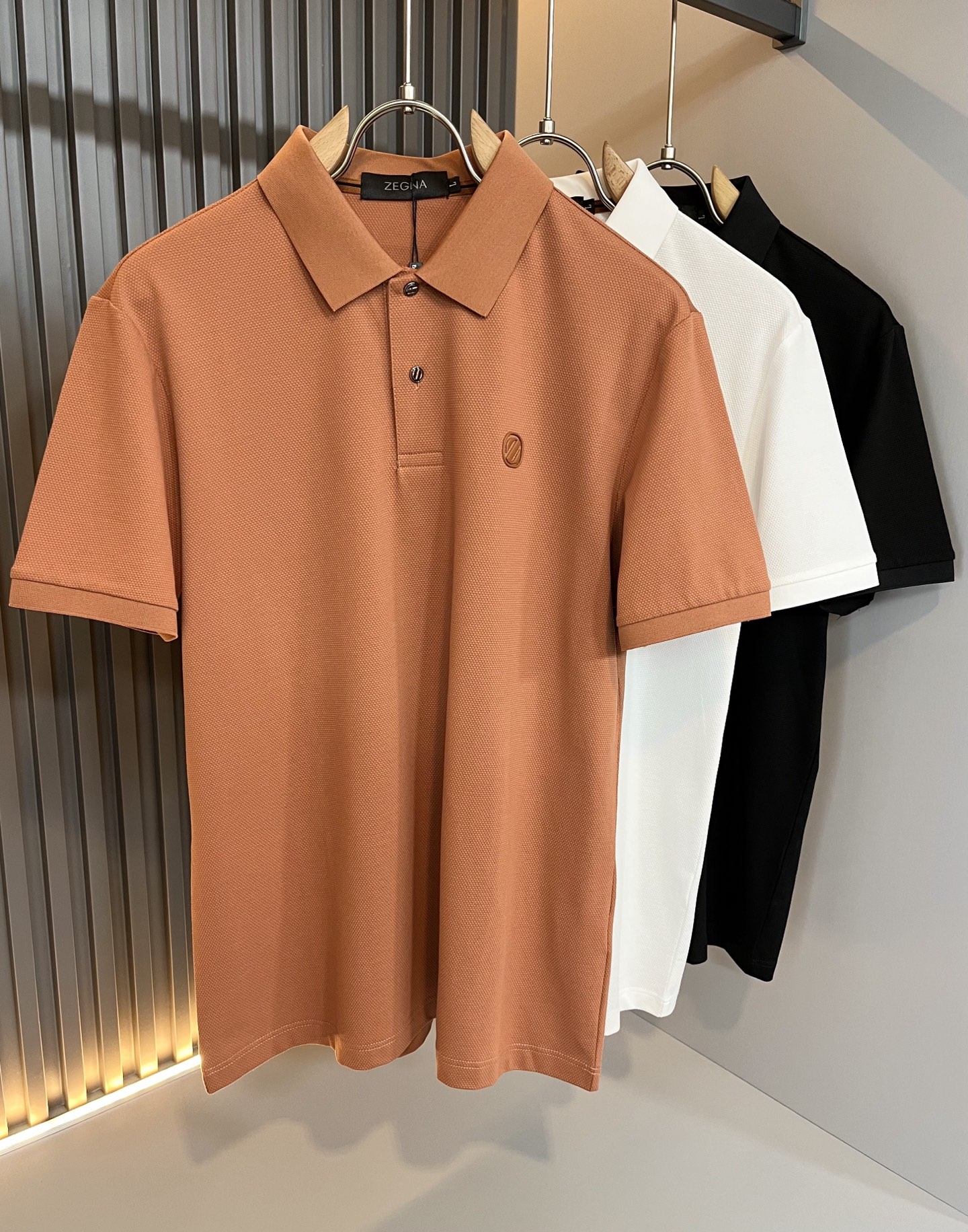 NO:136071,Ermenegildo Zeg*aJia 2025 spring and summer new products for men's casual Polo short-sleeved, foreign trade company order!  It is one of the classic exclusive fabrics of Zenia!  Leather logo pattern design on chest!  Customized original bead flooring fabric!  The touch is soft and delicate, but the shape is straight and stylish!  Extremely luxurious details... Perfectly interpret high-quality quality. Size M-4XL, zegna, T-shirt, alexander wang19860909Ermenegildo Zeg*a杰*亚 2025春夏新品男士休闲Polo短袖,外贸公司订单！是杰尼亚经典的专有织物之一！ 胸前皮革logo图案设计！定制原版珠地棉面料！触感又柔软细腻、但型态又笔挺有型！ 细节奢华极致… 完美演绎高品质品相.尺码M-4XL,,zegna,T-shirt,alexander wang,Men's clothing