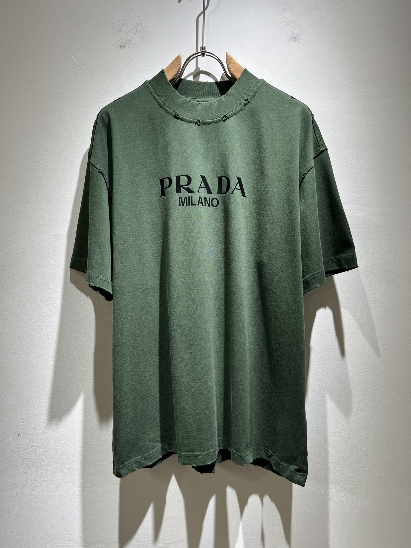 NO:136076,PRAD*A Pu*da 2025 spring and summer new style for men and women, the same old ripped short-sleeved T-shirt, the latest model is exclusively available on the entire network!  !  ~ It is classic and fashionable and versatile, who doesn’t like it? It will show the classic again. It is very pleasing to the eye and comes with a low luxury halo and recognition!  Pr*da's traditional brand concept and modern advanced technology are perfectly combined. Coupled with the extremely modern and simple design, P's exclusive letter logo pattern printing design!  Customized 100% imported pure cotton fabric!  The texture of this model is quite touching, the specifications and grades are known with tentacles. The degree of delicateness and breathability are top-notch!  Size M-3XL, prada, T-shirt,tees, t-shirt,alexander wang19860909PRAD*A普*达2025春夏新款男女同款做旧破洞短袖T恤,最新款全网独家首上！！~既经典有时尚百搭,谁不爱啊,将经典再次展现,非常的耐看,自带低奢光环与辨识度！Pr*da传统的品牌理念和现代化的先进技术进行了完美结合.加上极其现代摩登风范的简约设计,p家专属字母logo图案印花设计！定制百分百进口纯棉面料！此款的质感相当感人 触手便知规格档次 细腻程度与透气效果堪称顶级！尺码M-3XL,,prada,T-shirt,tees，t-shirt,alexander wang,Men's clothing