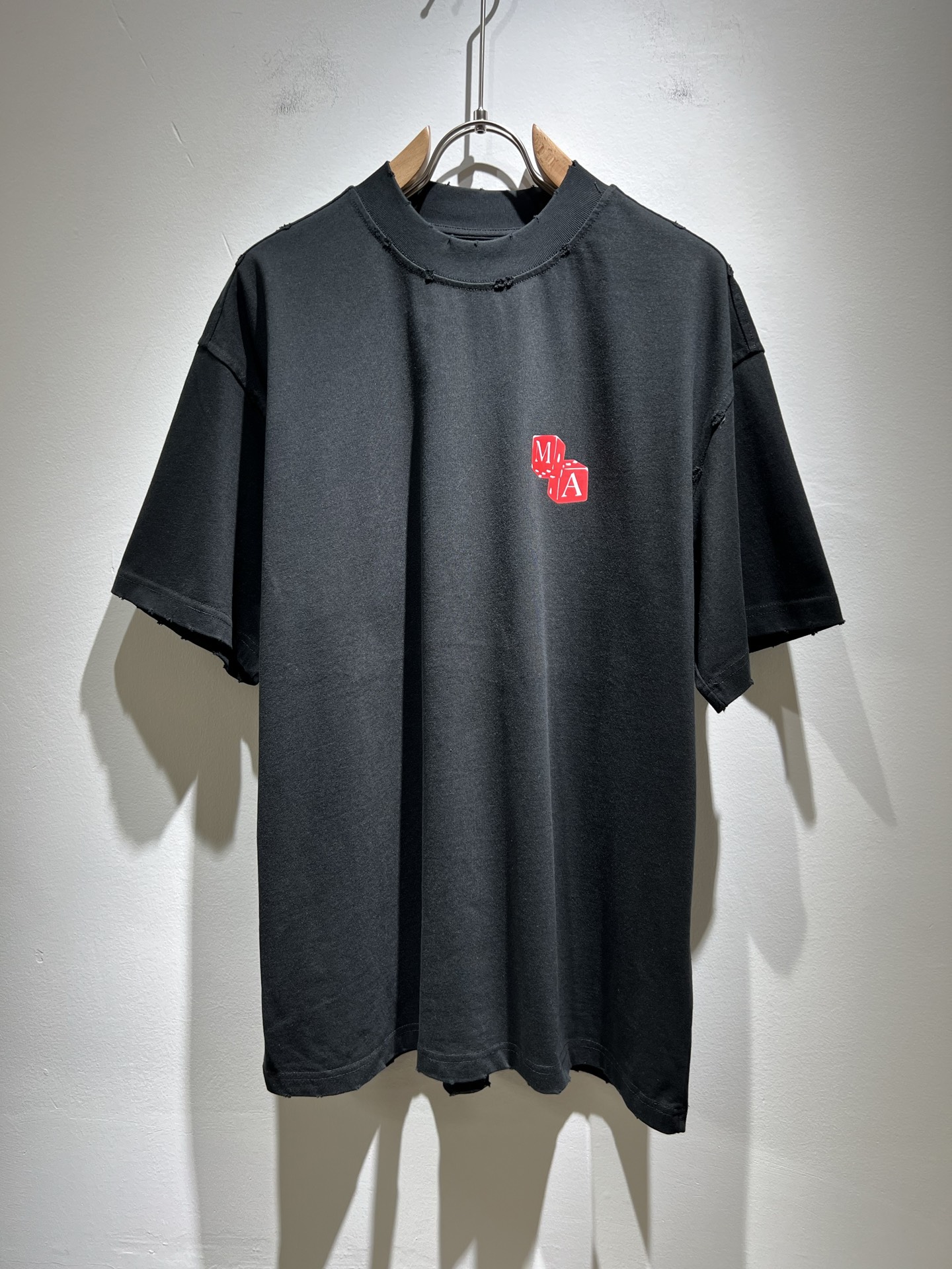 NO:136085,AMI 2025 spring and summer new short-sleeved T-shirt for men and women, the latest model is exclusively available on the entire network!  !  ~ It is classic and fashionable and versatile, who doesn’t like it? It will show the classic again. It is very pleasing to the eye and comes with a low luxury halo and recognition!  The brand concept and modern advanced technology are perfectly combined. Coupled with the extremely modern and simple design, the exclusive logo printing design!  Customized 100% imported pure cotton fabric!  The texture of this model is quite touching, the specifications and grades are known with tentacles. The degree of delicateness and breathability are top-notch!  Size M-3XL, T-shirt,tees,t-shirt,alexander wang19860909AMI 2025春夏新款男女同款短袖T恤,最新款全网独家首上！！~既经典有时尚百搭,谁不爱啊,将经典再次展现,非常的耐看,自带低奢光环与辨识度！品牌理念和现代化的先进技术进行了完美结合.加上极其现代摩登风范的简约设计,专属logo印花设计！定制百分百进口纯棉面料！此款的质感相当感人 触手便知规格档次 细腻程度与透气效果堪称顶级！尺码M-3XL,,T-shirt,tees，t-shirt,alexander wang,Men's clothing