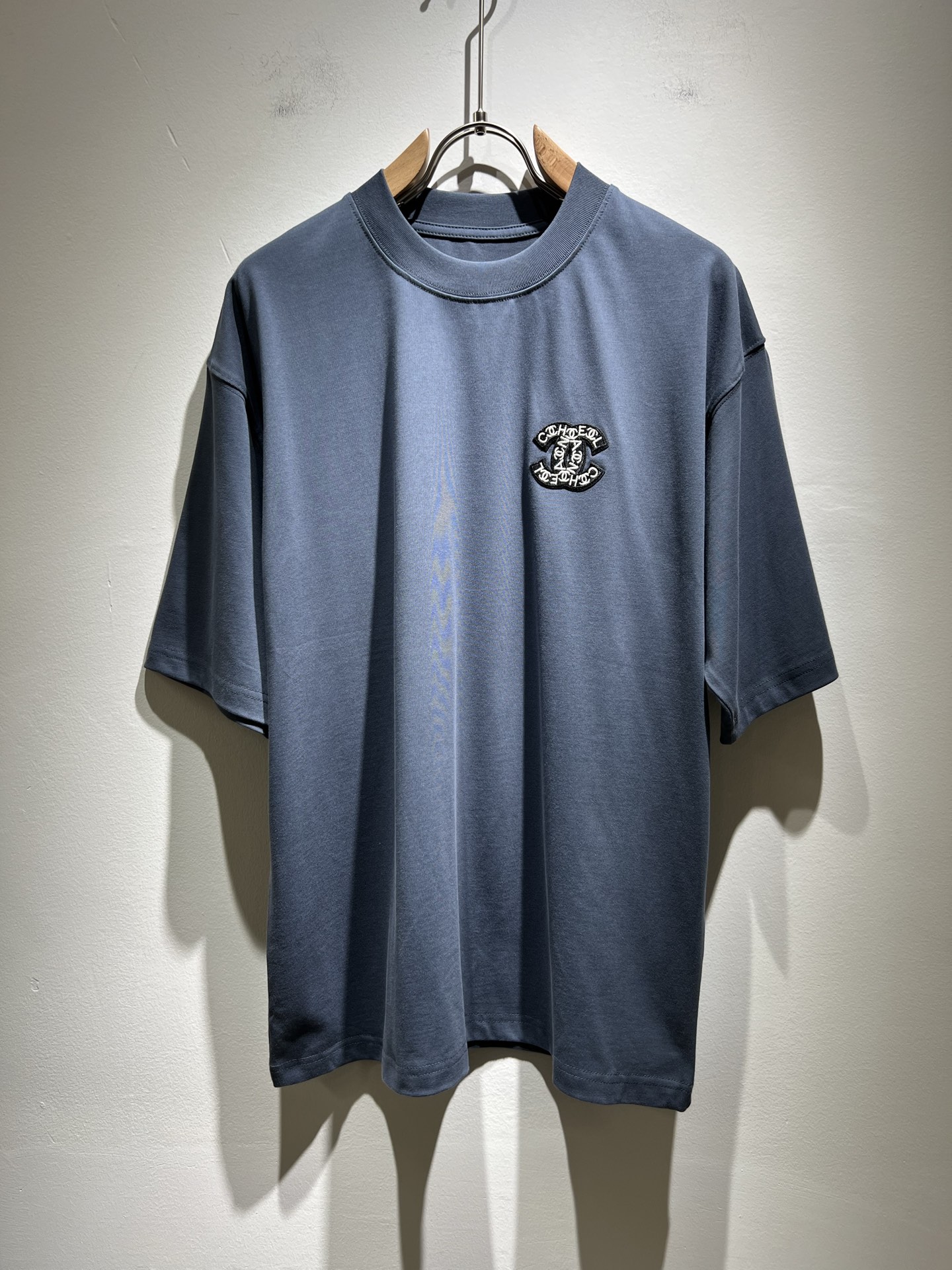 NO:136089,Xiaoxiang couple T-shirt CHA**L 2025 spring and summer new creative casual short-sleeved T-shirt for men and women, instantly killing private European and American trade orders in the industry, CHA**L family 2025 official website main items, new creative logo pattern embroidery design!  !  !  Super stylish, comfortable and soft cotton round neck short-sleeved T-shirt!  It is carefully produced by a trading company specializing in overseas European and American orders, and is sold at the same time as a major Hong Kong and Macao famous store. It is currently a super popular and versatile item with the best official website of Chanel!  !  As a fashionable urban style item with unique temperament, classic slim fit style, simple pattern design, and not simple new configuration. The fabric is made of top 260 grams of pure cotton fabric provided by customers, which feels smooth and droopy, and the top is skin-friendly and comfortable and elastic. This time, I personally think I have really put in the effort in the design of the pattern. Among the tens of thousands of colors, Chanel's official designer carefully selected the most popular colors at the moment. The matching performance of this item is outstanding. The delicate fabric and soft touch are all unique advantages. It is a must-have for high-end fashionable fans!  !  !  There is no need to say anything about this classic and easy-to-wear style. As long as you choose, it is absolutely suitable!  Size M-3XL, Chanel, louis vuitton, T-shirt,tees, t-shirt,alexander wang19860909小香情侣款T恤CHA**L 2025春夏新款创意休闲男女同款短袖T恤,秒杀业内的欧美贸易私单,CHA**L家族2025官网主打单品,全新创作logo图案刺绣设计！！！上身超有型,舒适柔软的棉质圆领短袖T恤！ 是由专做海外欧美订单的贸易公司精心出品,同步各大港澳名品店发售,目前是香奈儿官网名列前茅的超人气百搭单品！！作为一款气质独特的时髦都市风尚单品,经典的修身版型打造,简洁的图样设计,不简单的全新配置.面料是采用了客供的顶级260克纯棉面料,手感顺滑有垂感,上衣穿着也是亲肤舒适有弹性.这次在图案的设计上,我个人是觉得真的是下功夫了,在上万种颜色中,香奈儿官方设计师从中精挑细选出当下最流行的色系,此款单品的搭配性能出彩,其面料之细腻,触感之柔软都是独特的优点,高端时髦粉丝必备！！！这种经典又好穿的款式真的不用再说什么了,只要你选择,那便是绝对的合适！尺码M-3XL,,chanel,louis vuitton,T-shirt,tees，t-shirt,alexander wang,Men's clothing