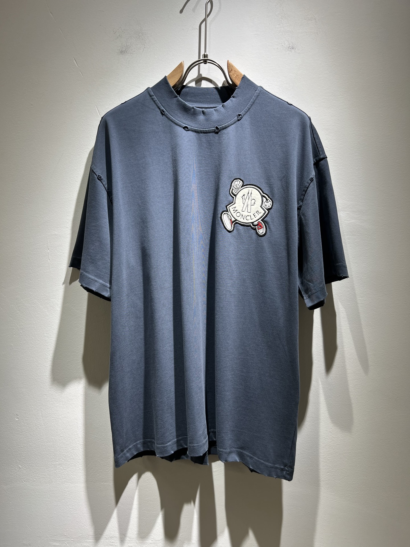 NO:136091,Moncler Mengjia 2025 Spring and Summer Men and Women's Same Couple Model Latest Trade Order Breaked Short Sleeve T-shirt, Full Quality!  !  Internet celebrity style!  Designed with logo pattern badge!  The upper body is comfortable and breathable, not stiff, and the overall three-dimensional feeling is rich. Quality export orders, customized exclusive pure cotton fabric tailoring to meet the simple needs of commuters for dressing. The upper body is very effective, it looks slim and not picky about the figure. The fabric workmanship... Improper, only good craftsmanship can make you feel good and tasteful, a must-have item for everyone!  Size M-3XL, christian louboutin, T-shirt,tees, t-shirt,alexander wang19860909Moncler蒙家 2025春夏男女同款情侣款最新的贸易订单破洞短袖T恤,全品相！！网红款！采用logo图案徽章设计！上身舒适透气,不僵硬,整体有着丰富的立体感,品质出口订单,定制专属纯棉面料剪裁,满足通勤人们对于着装的简约需求,上身效果很好,显瘦,不挑剔身材.面料做工....无可挑剔,好工艺好面料才能穿出好品味一款,人手必备单品！尺码M-3XL,,christian louboutin,T-shirt,tees，t-shirt,alexander wang,Men's clothing