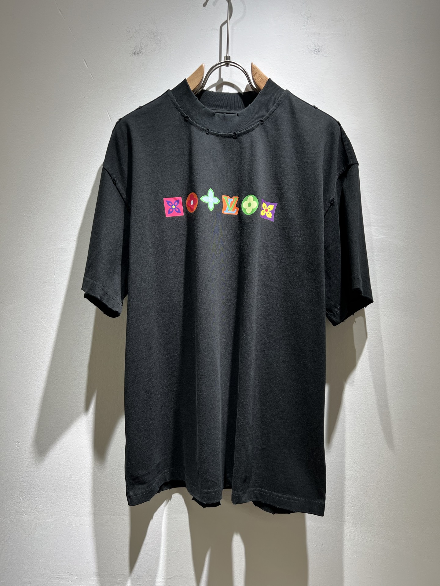 NO:136084,LouisVuitt*Louis*Deng The new series of spring and summer 2025 products are launched, a very fashionable and avant-garde short-sleeved T-shirt for men and women, with logo logo pattern and printing decoration!  Different from the past, it declares the design concept that has been passed down for many years in the brand!  Its eye-catchingness is no less than any classic style, perfectly presenting the fashionable, high-end and luxurious feeling in front of the world!  Made of imported 280 grams of cotton, selected high-quality pure cotton fabrics, soft and soft to the touch, the real thing is definitely beyond your imagination, close to the body and breathable, even if you sweat profusely, you will not feel greasy or stuffy, and will bring sweating and moisture absorption to the extreme!  Size M-3XL, louis vuitton,louis vuitton,t-shirt,tees,t-shirt,alexander wang19860909LouisVuitt*路易*登 2025春夏全新系列单品上线,非常时髦前卫的一款男女同款短袖T恤,标识logo图案印花修饰！区别于以往的不同,宣示品牌传承多年的设计理念！其吸睛度完全不亚于任何经典款式,将时髦高级感与奢华感完美呈现在世人眼前！客供进口280克全棉材质制成,精选优质纯棉面料,触感软糯亲肤细腻,实物到手绝对超乎你的想象,贴身无比舒适透气,即便是汗流浃背也不会有腻身及闷热感可言,将排汗吸湿性发挥到了极致！尺码M-3XL,,louis vuitton,louis vuitton,T-shirt,tees，t-shirt,alexander wang,Men's clothing