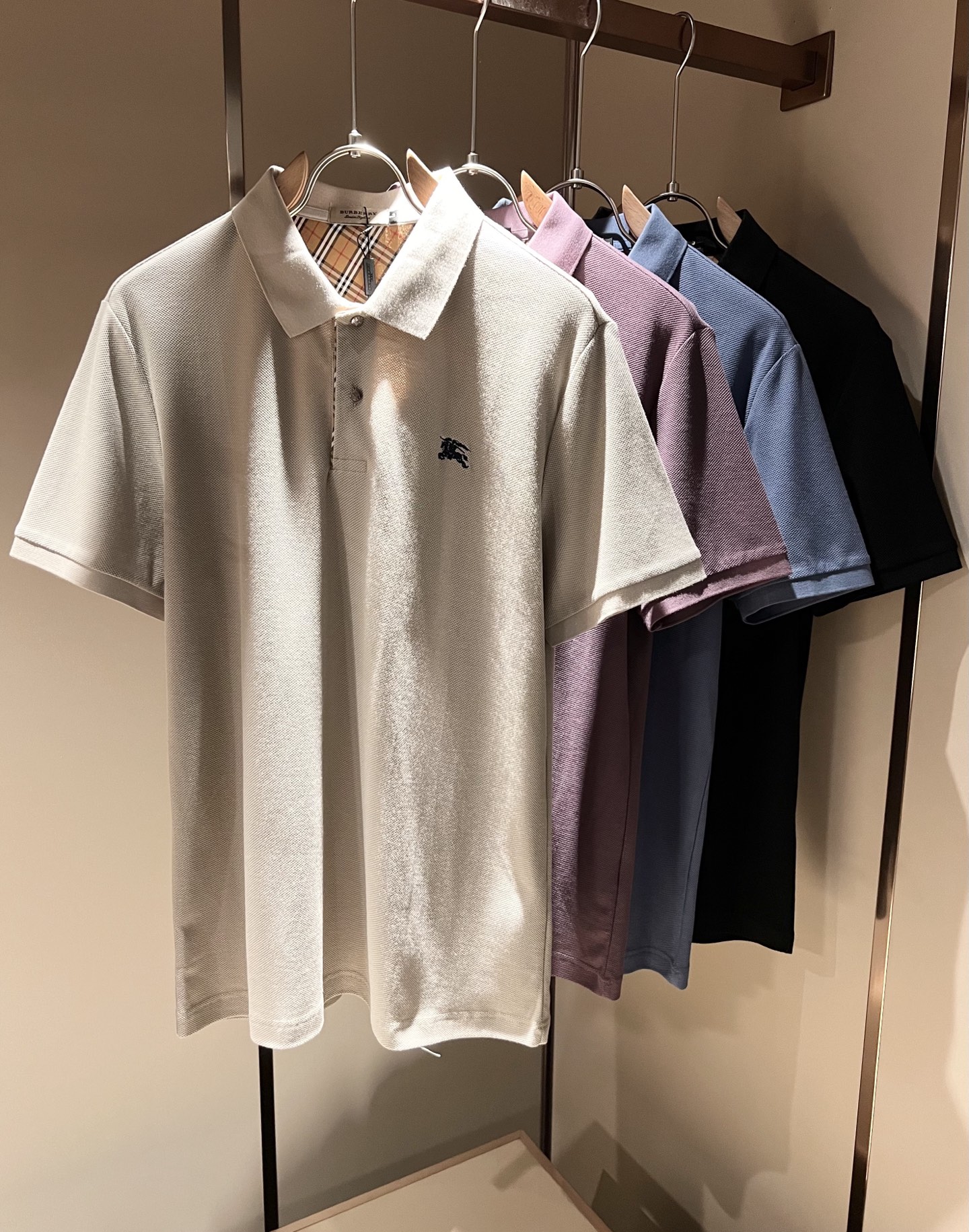 NO:136066,Bur*erry 2025 spring and summer new men's short-sleeved Polo shirt, the latest brand design element!  Neither monotonous nor complicated, it shows taste just right!  Customer-supplied top-quality custom bead flooring fabrics!  Comfortable, sweat-absorbing and breathable, the unique high-end fabric presents a simple and elegant temperament!  Embroidery design of letters on chest!  Full three-dimensional! Standard cutting design!  Every detail is a synchronized with high-end fashion. Size: M-4XL, burberry, T-shirt, alexander wang19860909Bur*erry 巴*莉 2025春夏新款男士短袖Polo衫,品牌最新设计元素！既不单调也不复杂,恰到好处的展现品味！客供顶级定制珠地棉面料！舒适吸汗透气根本不在话下,面料独具的高奢感呈现简约优雅气质！胸前字母logo刺绣设计！饱满立体!标准裁剪设计！每一处细节都是与高端时尚同步的体现.尺码:M-4XL,,burberry,T-shirt,alexander wang,Men's clothing