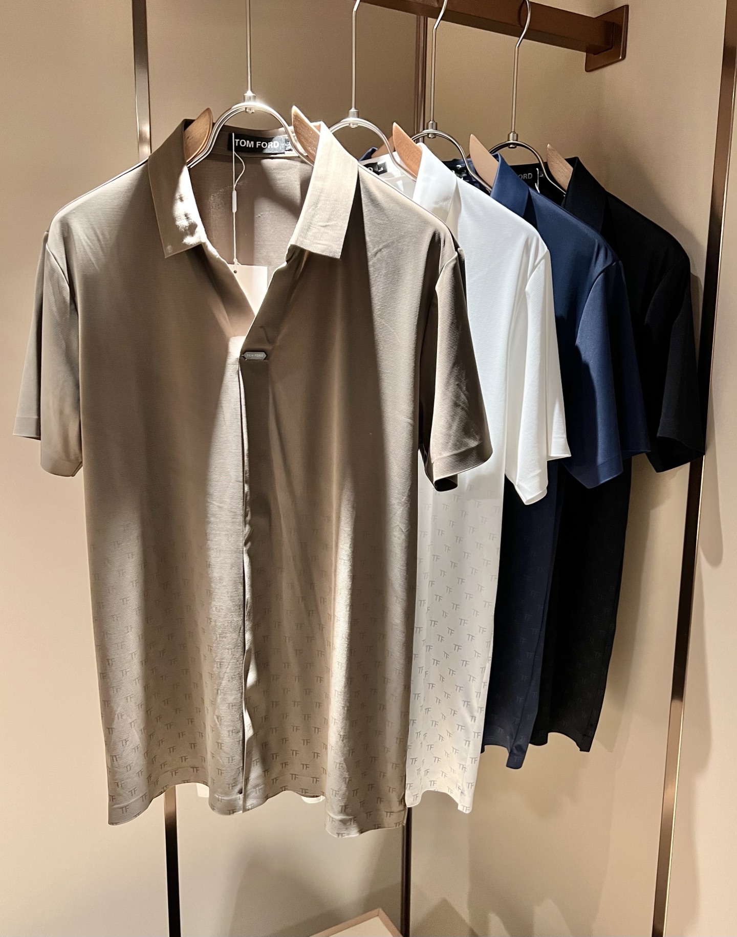 NO:136060,TOM FORD 2025 spring and summer new men's long-sleeved shirts, with trading company channels available and released on the official website at the same time!  Chest logo hardware design!  The fabric is breathable and has a certain sense of self-weight. Customized original imported top-grade elastic spandex fabric!  It is breathable and comfortable to wear with close body, beautiful colors, eye-catching and fashionable. The unique patterns can definitely make you outstanding among the crowd!  The upper body effect is age-reducing and versatile. It can easily get daily casual outfits for both men and women!  Size M-4XL,,tom ford,alexander wang19860909TOM FORD 汤姆福特 2025春夏新款男士长袖衬衣,贸易公司渠道稀出,同步官网发售！胸前logo五金设计！面料透气有一定的自重感,定制原版进口顶级弹力氨纶面料！贴身穿着透气亲肤舒适,色彩靓丽、吸睛时髦度爆棚,与众不同的图案绝对可以让你在人群中出彩万分！上身效果减龄又百搭,轻松Get起日常休闲穿搭,男女皆可轻松驾驭！尺码M-4XL,,tom ford,alexander wang,Men's clothing