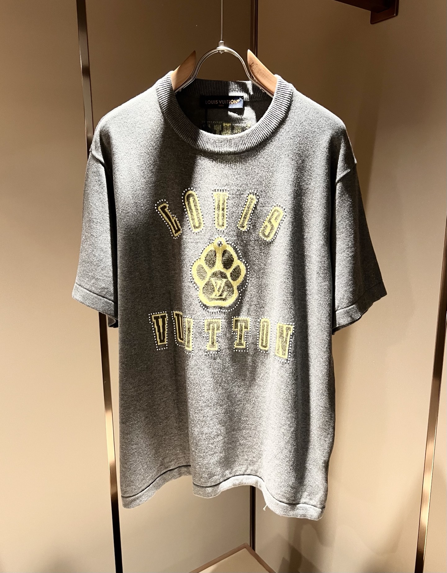 NO:136067,Louis Vuit*on Spring and Summer 2025 Louis Family Light Luxury Knit Short Sleeves!  Decoration for men and women!  The new high-end Louis family has always been so flawless in detail and creative designs. If you don’t buy a few pieces of Louis this spring and summer, you can’t be considered a fashion expert. Letter logo crochet pattern design!  It is something that everyone loves. It is made of top knitted blend, super soft and tough, and has excellent breathability. It comes from world-class trade-level OEM channels, and is extremely rare in quantity and cannot be sold out. The 