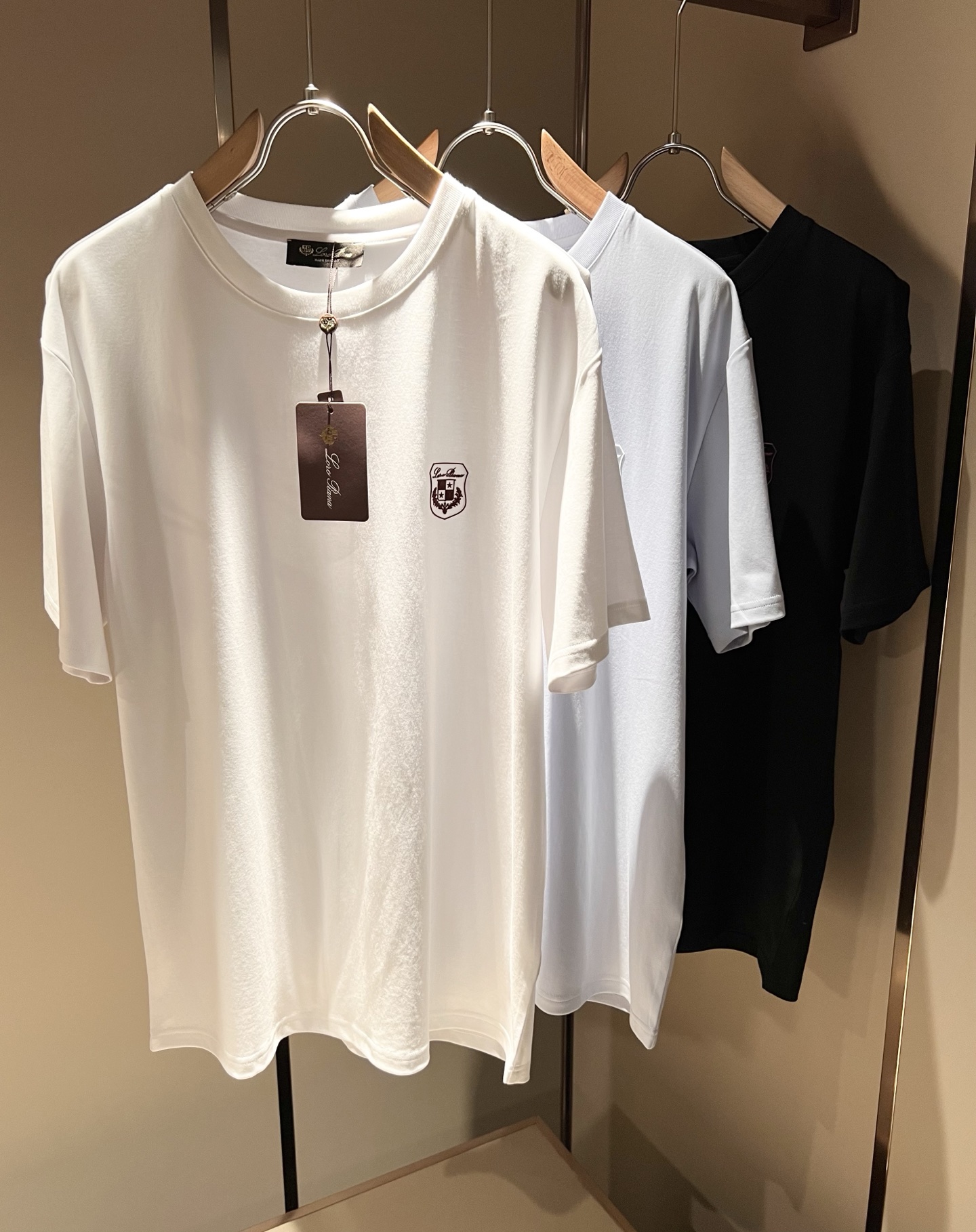 NO:136057,Loro Piana Nuoyou Pianya The latest trade order short-sleeved T-shirt for men in spring and summer 2025, full quality!  !  The upper body is comfortable and breathable, not stiff, and the overall body has a rich three-dimensional feeling, quality export orders, and the body logo pattern glue-pressing design!  Customized exclusive pure cotton fabric tailoring to meet the simple needs of commuters for dressing. The upper body is very effective, it looks slim and does not picky about the figure. The fabric workmanship is impeccable. Only good craftsmanship and good fabrics can make you feel good. It is a must-have item for everyone!  Size M-3XL, loro piana, T-shirt,tees, t-shirt,alexander wang19860909Loro Piana诺悠翩雅 2025春夏男士最新的贸易订单短袖T恤,全品相！！上身舒适透气,不僵硬,整体有着丰富的立体感,品质出口订单,衣身logo图案压胶设计！定制专属纯棉面料剪裁,满足通勤人们对于着装的简约需求,上身效果很好,显瘦,不挑剔身材.面料做工....无可挑剔,好工艺好面料才能穿出好品味一款,人手必备单品！尺码M-3XL,,loro piana,T-shirt,tees，t-shirt,alexander wang,Men's clothing