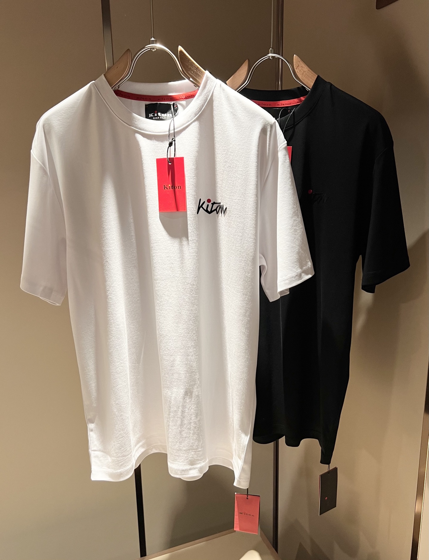 NO:136051,Kiton's new spring and summer 2025 short-sleeved T-shirt for men, using imported exclusive mercerized cotton fabric!  !  Simple LOGO logo velvet design!  Representing the brand image. Simple and comfortable styles, uniform and full lines, exquisite and delicate, high-end and luxurious on the upper body. Simple styles are more diverse. Clothing styles, simple plain men's short-sleeved short-sleeved T-shirts, T-shirts that every man should buy. Size M-3XL, T-shirt, tees, t-shirt, alexander wang19860909Kiton 2025春夏新款男士短袖T恤,采用进口专属丝光棉面料！！简单LOGO标识压绒设计！代表品牌形象 简洁舒适的款式,线条感粗细均匀饱满,精致细腻,上身高端又奢华.简约的款式穿搭起来更加的多样化.剪裁时尚版型,简约式素色男士短袖短袖T恤,每一个男士都应该入手的T恤.尺码M-3XL,,T-shirt,tees，t-shirt,alexander wang,Men's clothing