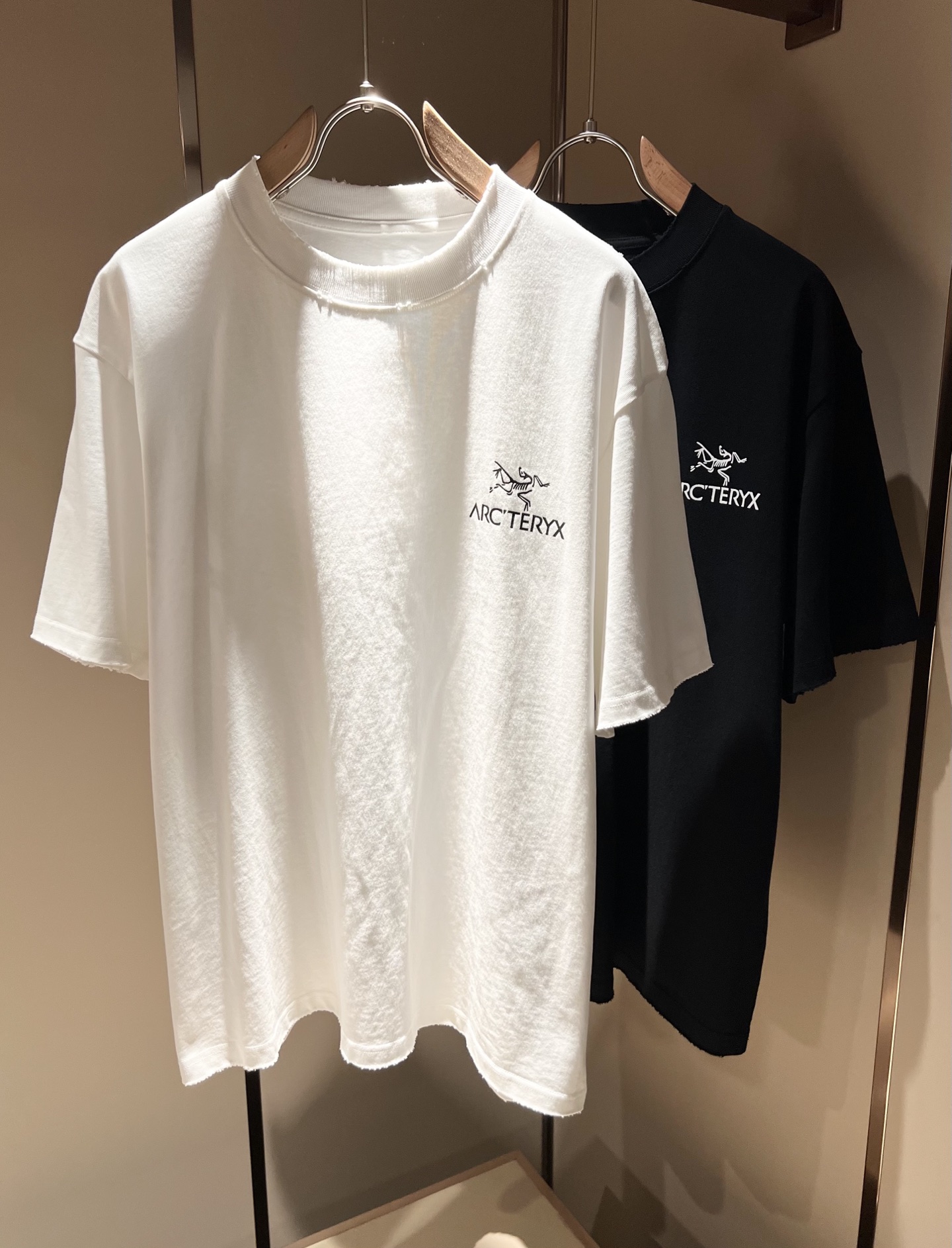 NO:136064,ARCTER*X Original Archaeological Bird 2025 spring and summer new short-sleeved T-shirt for men and women. The first thing that everyone thinks of outdoor brands is Canadian goose and Archaeological Bird. It gives people a feeling of trying out the label!  In addition to being quite accomplished in style design, the most obvious or most expert should be to have deeper and unique insights and attainments in fabrics. Through continuous structural research and problem-solving, and characterized by unique research on fabrics, these alone are enough to support it to become the first new logo brand image in the clothing manufacturing industry. This model uses air cotton material!  The fabric after the seiko blending feels smooth and soft, and it has both natural beauty and comfort. The large body style is cut cleanly and cleanly, and the fabric shows a different hazy structural beauty. It is made of exclusive mold customization. The fabric and its technology test the workers, can be smooth and smooth without wrinkles!  Logo logo pattern velvet pressing technology design!  It really tests the handmade work of every master!  It makes the whole clean and neat, without leaving any thread. Now men who pursue life are more refined in life!  Size S-2XL, arc'teryx, T-shirt,tees, t-shirt,alexander wang19860909ARCTER*X始*祖鸟 2025春夏新款男女同款短袖T恤,户外品牌可能大家第一想到的就是加拿大鹅、始祖鸟.给人一种标签试的感觉！除了在款式设计上颇有造诣之外,最明显或者说最为拿手的,应该就是在面料上的拥有更深独特见解跟造诣了.通过不断地结构研究和问题处理,在以面料独特研究为特征,仅凭这些就已经足以支撑其成为服装制造行业中,首屈可数的新标志品牌形象.此款采用的空气棉材质！通过精工混纺之后的面料,手感细滑柔软,同时兼具自然美感跟舒适度.大身上版型裁剪简洁干净,面料上显现出了不一样朦胧的结构性美感来.独家开模定制而成,面料及其考验工人的技术,能做到平整服帖又不起皱！标志logo图案压绒工艺设计！真的是很考验每位师傅的手工制作！使得整体干净利索,不留一丝线头.现在对于生活有所追求的男性也在生活中更为精致！尺码S-2XL,arc'teryx,T-shirt,tees，t-shirt,alexander wang,Men's clothing