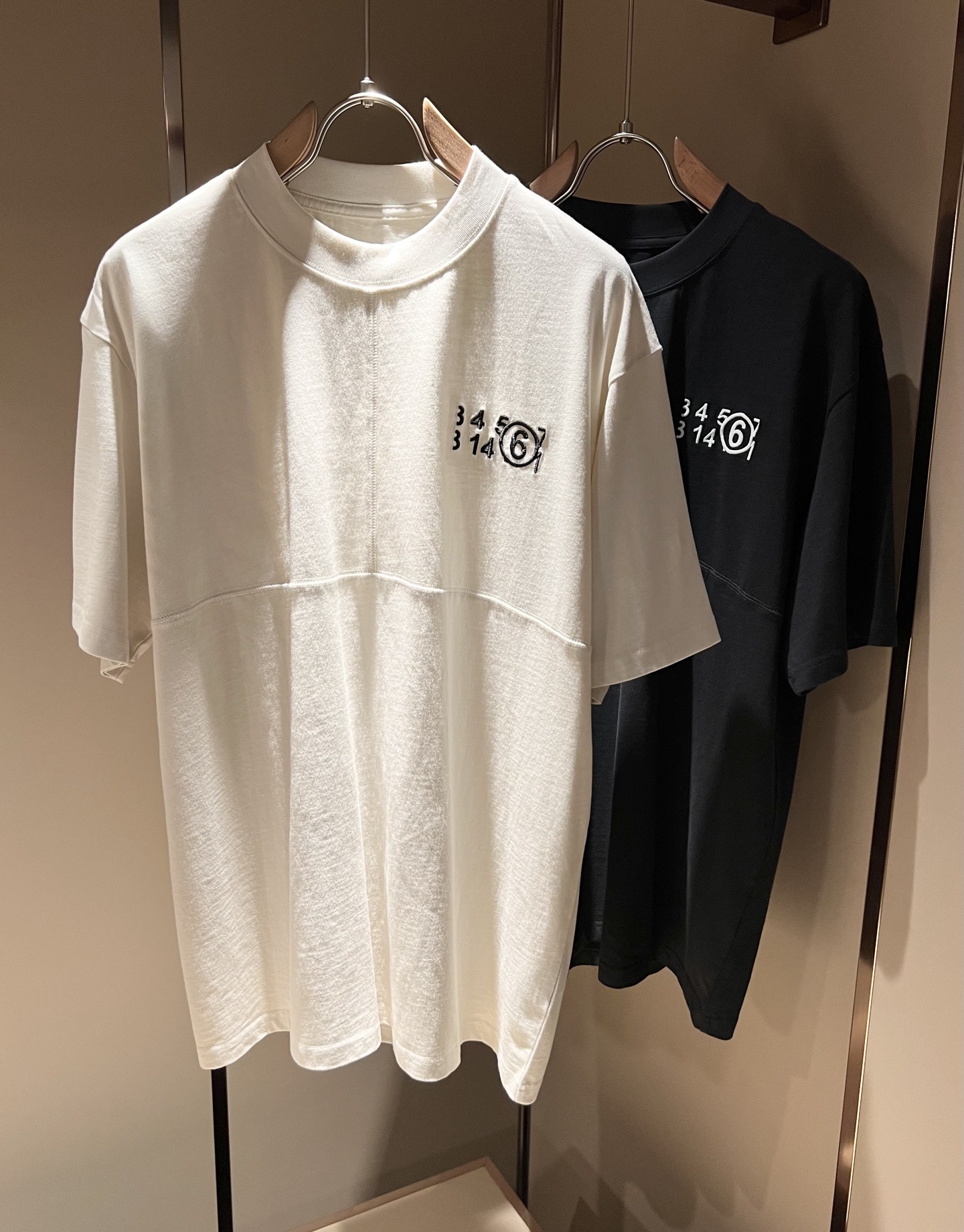 NO:136070,Maison Margiel 2025 spring and summer new short-sleeved T-shirt for men and women, and the counter is available at the same time!  Customized exclusive wash water pure cotton fabric, chest logo pattern embroidery design!  Simple and generous, calm and versatile, extremely high-end, perfectly integrated with fashion and style, a top fashionable style that perfectly suits the outside wear!  The overall feeling is natural!  Extremely classic versatile casual pants, customized original cotton fabric!  The ultimate perfection of heavy industry!  Fans who pursue high quality are please buy them by themselves, and all fans who know the goods are invited to appreciate this model together!  !  Size S-2XL, Masion Margiela, T-shirt,tees, t-shirt,alexander wang19860909马吉拉 maison margiel 2025春夏新款男女同款短袖T恤,专柜同步发售！定制专属洗水纯棉面料,胸前logo图案刺绣设计！简约大方,从容百搭,档次极高,完美融入时尚还有风情感一款完美符合外穿的顶尖时髦气质款！整体给人浑然天成的感觉！极致经典的百搭型休闲裤,定制原版纯棉面料！极致的重工极致的完美！追求高品质的粉丝们请自行抢购,诚邀所有识货的粉丝一同鉴赏此款！！尺码S-2XL,,masion margiela,T-shirt,tees，t-shirt,alexander wang,Men's clothing