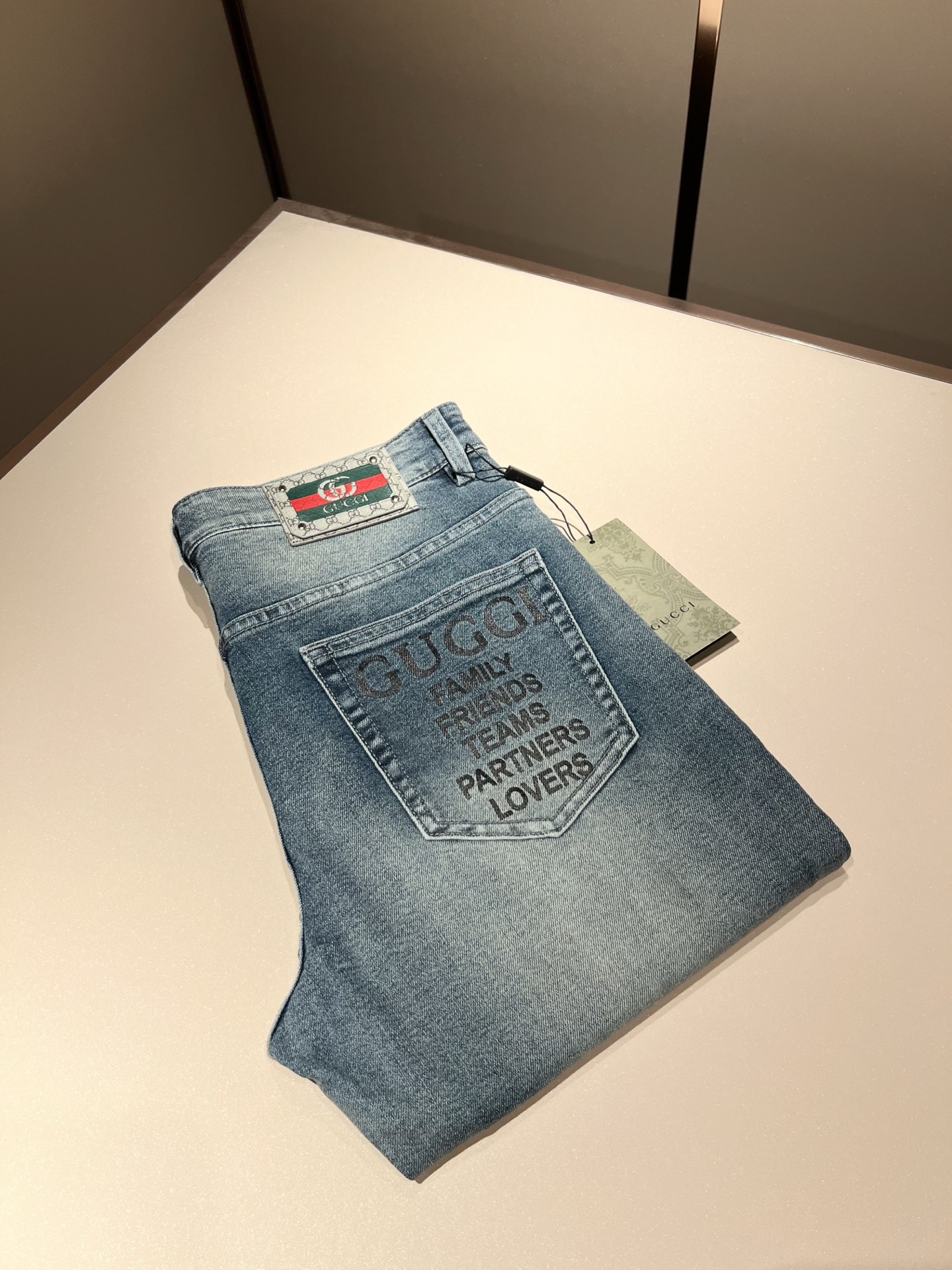 NO:136061,Guc* Gucci 2025 spring and summer new product for men's high-end casual and versatile four-season commuting slim tailoring jeans!  For fans, such a grand classic design is enough to plant grass at a glance. It is the most handsome series of all jeans this year. I only need to take a look and know that this will definitely be a sensational hit, and it is popular on the Internet. The classic slim three-dimensional tailoring style is equipped with the latest logo pattern waist brand craft design!  Very representative waist brand modification!  It simply and easily demonstrates the charm of the brand, and naturally presents specifications, grades, fashion and trendy effects. It matches the performance to easily create a high-end and high-end effect!  The top imported Japanese washing cowboy is made of cotton, and it is comfortable and breathable, and has a natural drape, which is suitable for all year round outfits!  !  This jeans are made of three-dimensional cut and straight-fitting style. The magic and practical wearability of the single match are understandable. Whether you are wearing daily clothes or appearing on the high street, it is the best choice. It is super charming!  It also demonstrates the authentic BUR original flavor, and it also perfectly shows its specifications and rank!  Obviously, this is a big and powerful product that you must collect. You must collect this product and highly recommend it!  Size 30-40 37 39, burberry, gucci, jeans, alexander wang19860909Guc*古奇 2025春夏新品男士高端休闲百搭四季通勤修身剪裁牛仔裤！对于粉丝来说,这样大气的经典设计足矣一眼种草,是今年所有牛仔裤当中最帅的一个系列,我只需要看一眼就知道,这绝对会是一个引起轰动的爆款,而且全网风靡,经典的修身立体剪裁版型打造,配置了最新的logo图案腰牌工艺设计！极具代表性腰牌修饰！简单轻松的彰显出品牌魅力所在,自然而然的呈现规格,档次,时髦以及新潮效果,搭配性能满分,轻松穿出高级感与高端效果！顶级的进口日本洗水牛仔棉质打造,并舒适透气感满分,且垂感自然,适合一年四季的穿搭所需！！此款牛仔裤采用了立体裁剪小直筒版型打造,其单配魔力与实穿性是无可厚非的,不管你是日常穿搭还是高街出镜都是不二之选,超具魅力！更是彰显了地地道道的的BUR原味,同时也是完美的展现了其规格和段位所在！很显然,这是一款绝对要收的重磅好货,此款你都必须要收,极力推荐的好货！尺码30-40 37 39,,burberry,gucci,jeans,alexander wang,Men's clothing