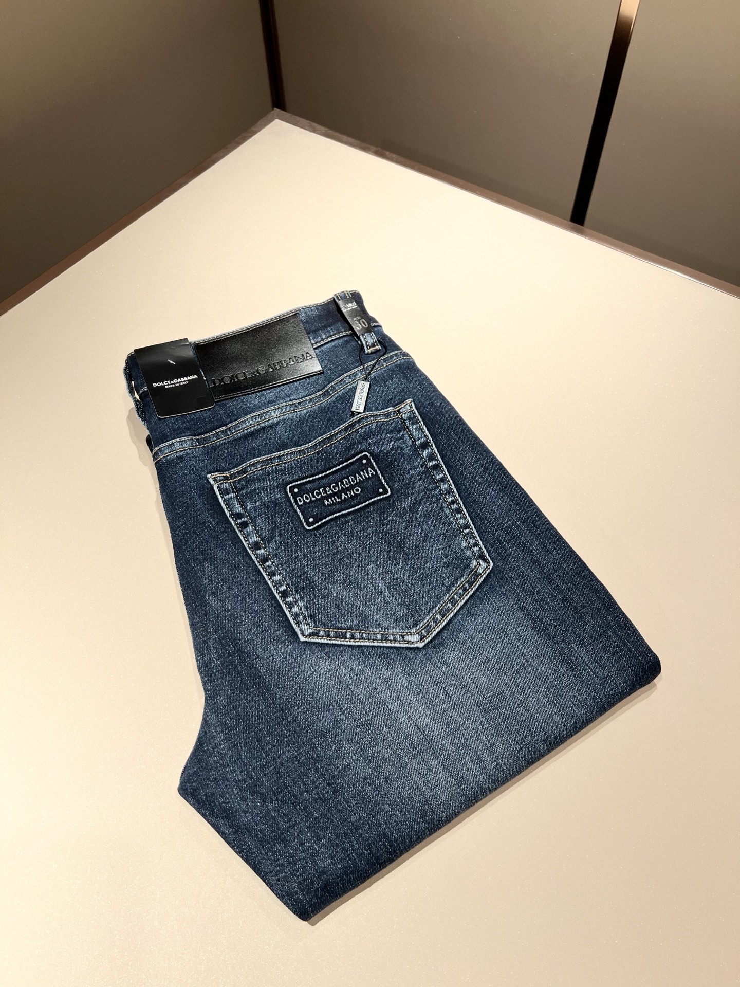 NO:136058,Dolce & Dolce*na 2025 spring and summer new jeans, wash and naturally not easy to deform and decolorize, three-dimensional tailoring perfectly shaped fabric, comfortable and soft, and casually matched, comfortable means its interpretation of fashion and leisure. DG's consistent style reflects the brand's pursuit of quality, with a bit of hedonist flavor, pays great attention to details, likes everything that is not formulaic, pursues freedom, Dolce & GABB*NA's style is very unique. At the beginning of the business, it insists on making plates and designing logo logo designs!  For the fashion industry that paid attention to the show at that time, it was quite unique. Size 29-40, Dolce & Gabbana, Dolce & Gabbana, Dolce & Gabbana, jeans, alexander wang19860909Dolce & 杜嘉*纳 2025春夏新品牛仔裤,水洗处理自然不易变形脱色、立体剪裁完美塑形面料质舒适柔软随意搭配、舒适代表它对时尚休闲的诠释是DG一贯作风细节处体现这个品牌对品质的追求,带点享乐主义者的味道,非常注重细节,喜欢一切非公式化的东西,追求自由杜嘉班纳 (DOLCE&GABB*NA) 的作风非常独特,创业之初坚持自己制版、设计标识logo腰牌设计！对于当时讲究排场的时装界,是相当独树一格的.尺码29-40,,Dolce&Gabbana,Dolce&Gabbana,Dolce&Gabbana,jeans,alexander wang,Men's clothing