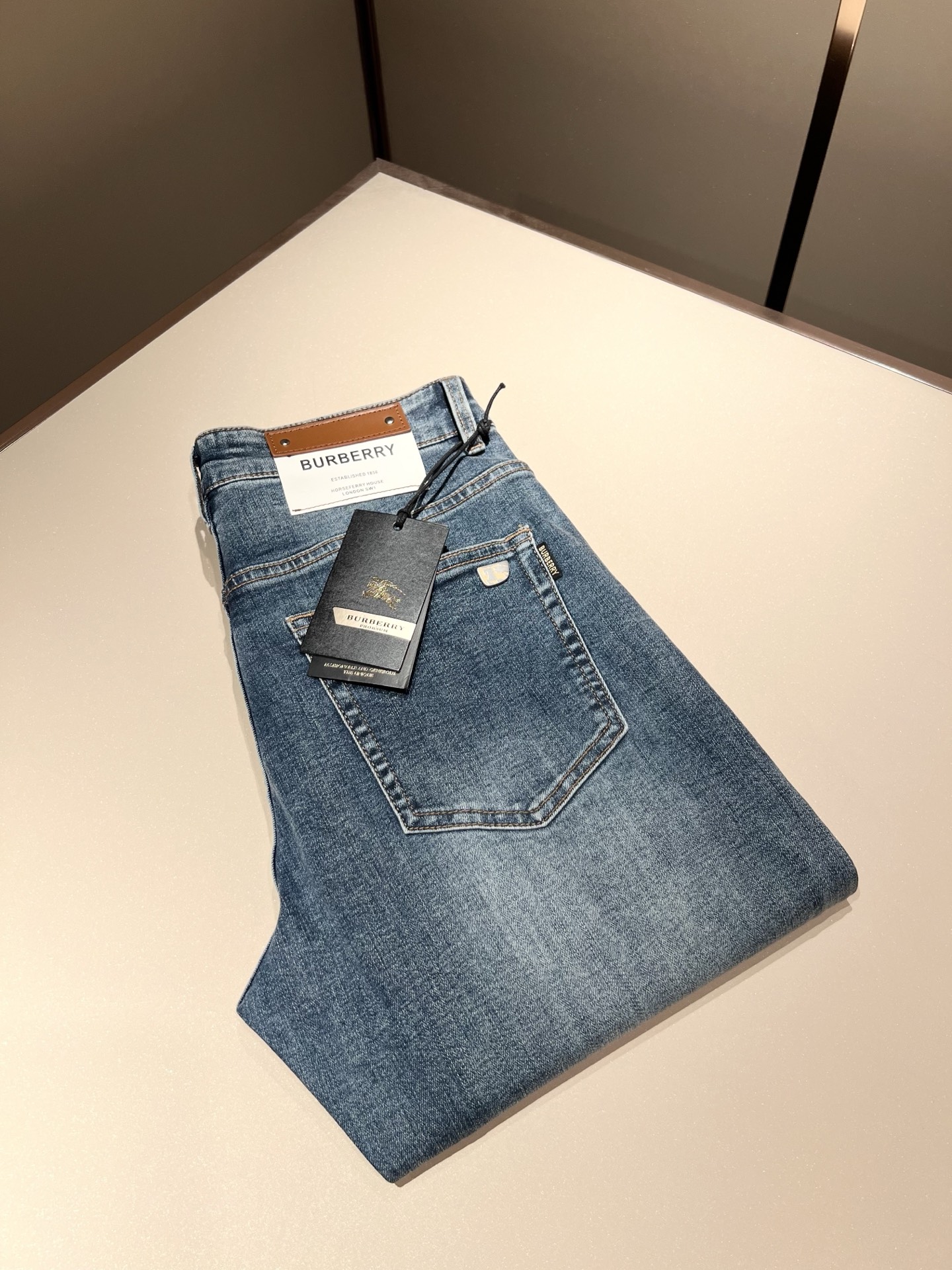 NO:136055,BURBER*Y Ba*li 2025 spring and summer new products for men's high-end casual and versatile jeans!  For BUR fans, such a grand classic design is enough to plant grass at a glance. It is the most handsome series among all BUR jeans this year. I only need to take a look and know that this will definitely be a hit product that has caused a sensation, and it is popular on the Internet. The classic slim three-dimensional tailoring style is equipped with the latest logo pattern waist brand craft design!  Very representative waist brand modification!  It simply and easily demonstrates the charm of the brand, and naturally presents specifications, grades, fashion and trendy effects. It matches the performance to easily create a high-end and high-end effect!  The top imported Japanese washing cowboy is made of cotton, and it is comfortable and breathable, and has a natural drape, which is suitable for all year round outfits!  !  This jeans are made of three-dimensional cut and straight-fitting style. The magic and practical wearability of the single match are understandable. Whether you are wearing daily clothes or appearing on the high street, it is the best choice. It is super charming!  It also demonstrates the authentic BUR original flavor, and it also perfectly shows its specifications and rank!  Obviously, this is a big and powerful product that you must collect. Whether you are a fan of BUR or not, you must collect this product and highly recommend it!  Size 29-40, Burberry, jeans, alexander wang19860909BURBER*Y巴*莉 2025春夏新品男士高端休闲百搭牛仔裤！对于BUR粉丝来说,这样大气的经典设计足矣一眼种草,是今年BUR所有牛仔裤当中最帅的一个系列,我只需要看一眼就知道,这绝对会是一个引起轰动的爆款,而且全网风靡,经典的修身立体剪裁版型打造,配置了最新的logo图案腰牌工艺设计！极具代表性腰牌修饰！简单轻松的彰显出品牌魅力所在,自然而然的呈现规格,档次,时髦以及新潮效果,搭配性能满分,轻松穿出高级感与高端效果！顶级的进口日本洗水牛仔棉质打造,并舒适透气感满分,且垂感自然,适合一年四季的穿搭所需！！此款牛仔裤采用了立体裁剪小直筒版型打造,其单配魔力与实穿性是无可厚非的,不管你是日常穿搭还是高街出镜都是不二之选,超具魅力！更是彰显了地地道道的的BUR原味,同时也是完美的展现了其规格和段位所在！很显然,这是一款绝对要收的重磅好货,不管你是不是BUR的粉丝,此款你都必须要收,极力推荐的好货！尺码29-40,,burberry,jeans,alexander wang,Men's clothing