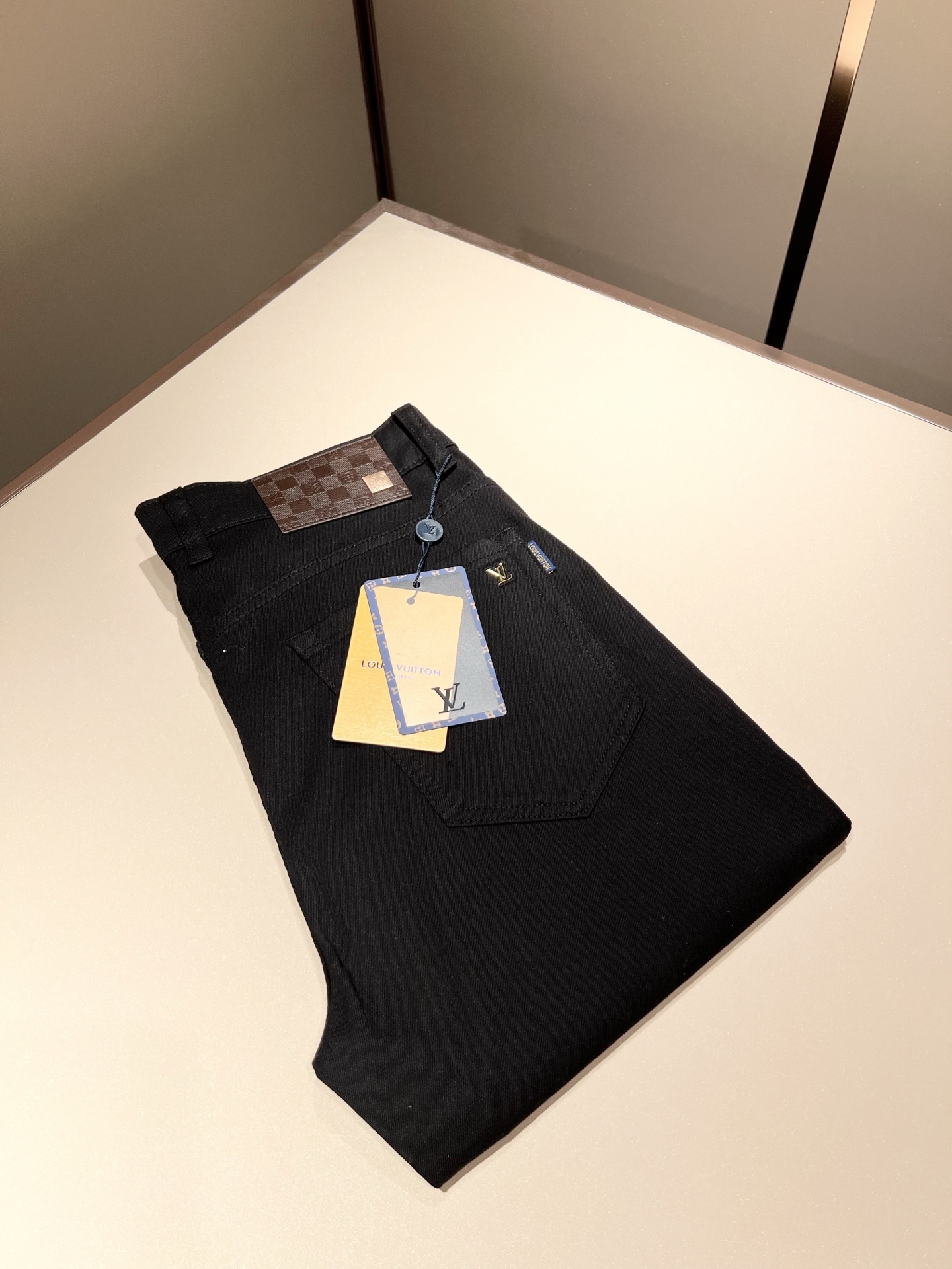 NO:136052,Louis Vuitto*Louis*Deng 2025 Spring and Summer New Men's Classic Washed Small Straight Jeans. Excellent upper body performance, a versatile choice, and a great value-for-money sharing!  !  As a classic combination of simple elements for boys, the classic jeans series of Louis meets the Louis classic jeans series, this has always been a legendary item in the industry and a lasting item. Many men with senior economic strength are guests of the Louis family. Countless bigwigs have performed this sentence. This is even circulated in the fashion circle. It is made of top denim jeans. After high-end washing process, it is of great grade and luxury. Nameplate waist brand hardware logo auxiliary material design!  The fabric is excellent and comfortable on the upper body, giving people a full of trendy and fashionable atmosphere, interpreting luxury and trend to the extreme. The classic, exquisite and precise straight-tube cutting design, and the thickness can be even better across all seasons!  Size 30 -40, louis vuitton,louis vuitton,alexander wang19860909Louis Vuitto*路易*登2025春夏新款男士经典水洗小直筒牛仔长裤.绝佳的上身性能,百搭之选,超值性价比分享！！作为男生简约元素经典搭配,路遇路易经典仔裤系列,这个一直是业内的传奇单品,也是经久不衰的单品,很多具有资深经济实力的男人都是路易家族的座上客,无数的大佬都曾演绎过,时尚圈更是流传这么一句话,顶级丹宁牛仔面料打造而成,经高端水洗工艺处理后,极具档次与奢华感.铭牌腰牌五金logo辅料设计！面料极好上身舒适,给人满满的潮流时髦气息,将奢华与潮流感演绎到了极致,经典精湛精准的直筒版型裁剪设计,厚度更是能横跨四季必入好款！ 尺码30 -40,,louis vuitton,louis vuitton,alexander wang,Men's clothing