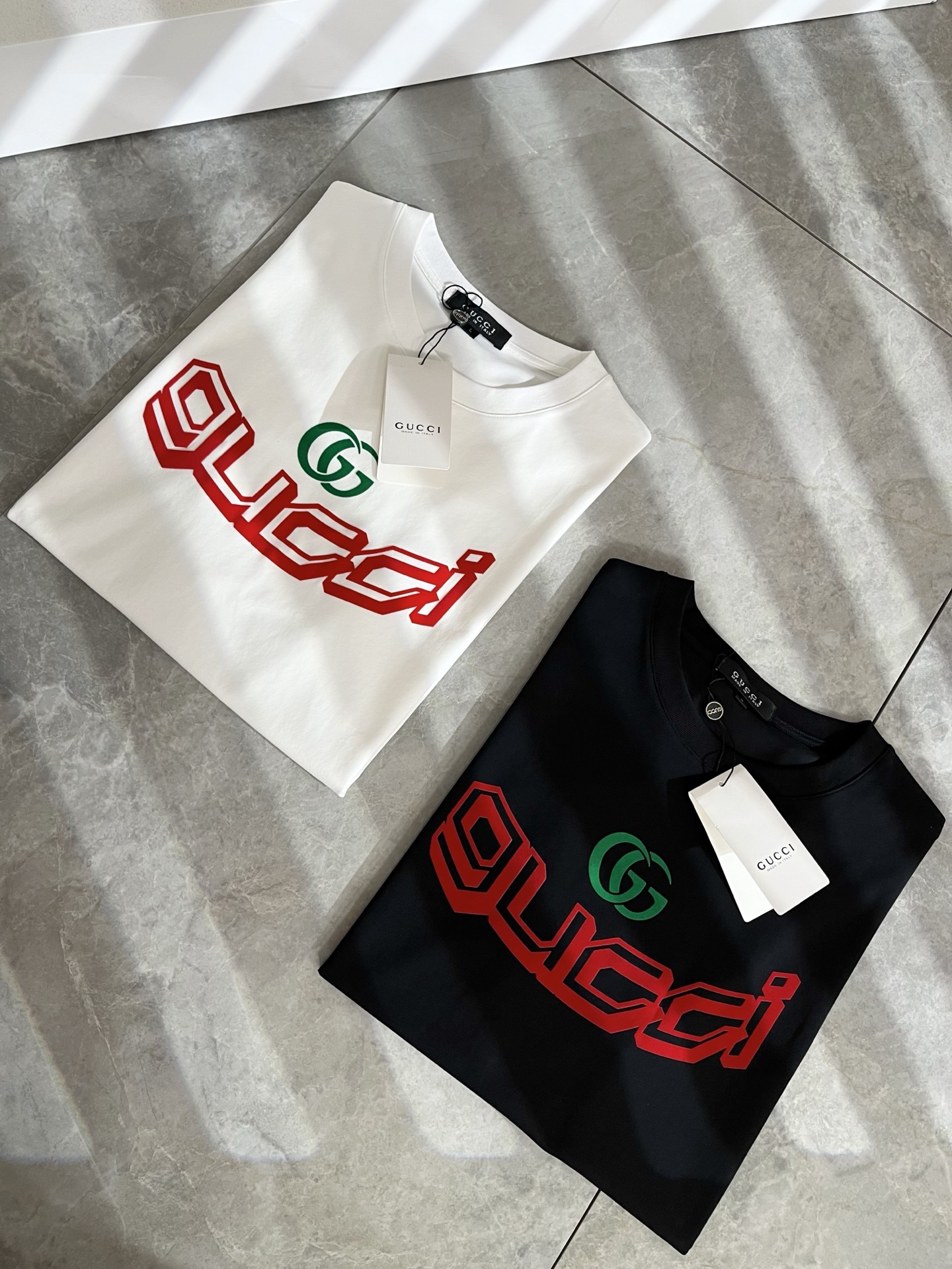 NO:833935,Gucc*Gujia 2026 spring and summer new casual loose cotton round neck short-sleeved T-shirt for gay couples!  Trading company channels are rare and available on the official website simultaneously!  The latest 2025 spring and summer series, classic fashion design elements, inject full vitality into the new series. This T-shirt is made of carefully selected imported cotton fabrics supplied by customers. The fabric feels skin-friendly, soft and delicate, and the body is designed with pressed velvet logo!  It has an extremely comfortable and breathable wearing experience. The whole piece is very eye-catching and fashionable, and is deeply loved by young people today!  Basic loose round neck cut, unisex style regardless of age and gender, suitable for matching all styles and looks you need in daily life!  It is recommended to wear couple outfits when going out on the street, it will be more eye-catching!  Size M-3XL,,gucci,gucci,T-shirt,tees,t-shirt,19860909Gucc*古家 2026春夏新款男女同情侣款休闲宽松棉质圆领短袖T恤衫！贸易公司渠道稀出,同步官网发售 ！ 2025春夏最新系列,经典时尚设计元素,为全新系列注入满满活力,这款T恤衫用心甄选客供进口棉面料制成,面料手感亲肤柔软细腻,衣身logo压绒设计！拥有着无比舒适透气性的穿着体验,整件单品极具吸睛度与时尚感,深受当下年轻人的喜爱！基础宽松的圆领版型裁剪,不分年龄与性别的中性款式,适合搭配你日常所需的所有风格与造型！建议搭配情侣装出街会更为养眼出色！尺码M-3XL,,gucci,gucci,T-shirt,tees，t-shirt,,Men's clothing