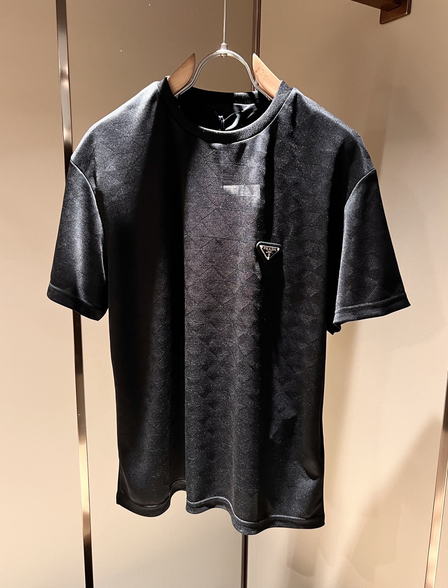 NO:137617,PRAD*A Pu*da 2025 spring and summer new short-sleeved T-shirt for men and women, the latest model is exclusively available on the entire network!  !  ~ It is classic and fashionable and versatile, who doesn’t like it? It will show the classic again. It is very pleasing to the eye and comes with a low luxury halo and recognition!  Pr*da's traditional brand concept and modern advanced technology are perfectly combined. Coupled with the extremely modern and simple design, the P-family exclusive logo pattern badge design!  Customized 100% imported pure cotton fabric!  The texture of this model is quite touching, the specifications and grades are known with tentacles. The degree of delicateness and breathability are top-notch!  Size M-3XL, prada, T-shirt,tees, t-shirt,alexander wang19860909PRAD*A普*达2025春夏新款男女同款短袖T恤,最新款全网独家首上！！~既经典有时尚百搭,谁不爱啊,将经典再次展现,非常的耐看,自带低奢光环与辨识度！Pr*da传统的品牌理念和现代化的先进技术进行了完美结合.加上极其现代摩登风范的简约设计,p家专属logo图案徽章设计！定制百分百进口纯棉面料！此款的质感相当感人 触手便知规格档次 细腻程度与透气效果堪称顶级！尺码M-3XL,,prada,T-shirt,tees，t-shirt,alexander wang,Men's clothing