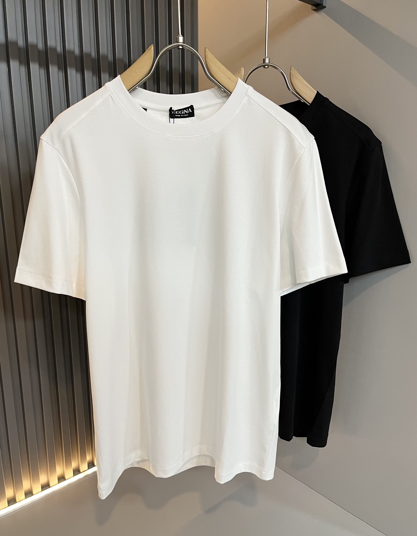 NO:141489,Ermenegildo Zeg*aJia 2025 spring and summer new products for men's short-sleeved casual short-sleeved T-shirt, foreign trade company orders!  It is one of the classic exclusive fabrics of Zenia!  Customized original cotton fabric!  The texture is warm, the touch is soft and delicate, but the shape is straight and stylish!  Details, luxury, perfect interpretation of high-quality quality. Size M-3XL, zegna, T-shirt,tees, t-shirt,alexander wang19860909Ermenegildo Zeg*a杰*亚 2025春夏新品男士短袖休闲短袖T恤,外贸公司订单！是杰尼亚经典的专有织物之一！ 定制原版纯棉面料！质地保暖,触感又柔软细腻、但型态又笔挺有型！ 细节、奢华极致… 完美演绎高品质品相.尺码M-3XL,,zegna,T-shirt,tees，t-shirt,alexander wang,Men's clothing