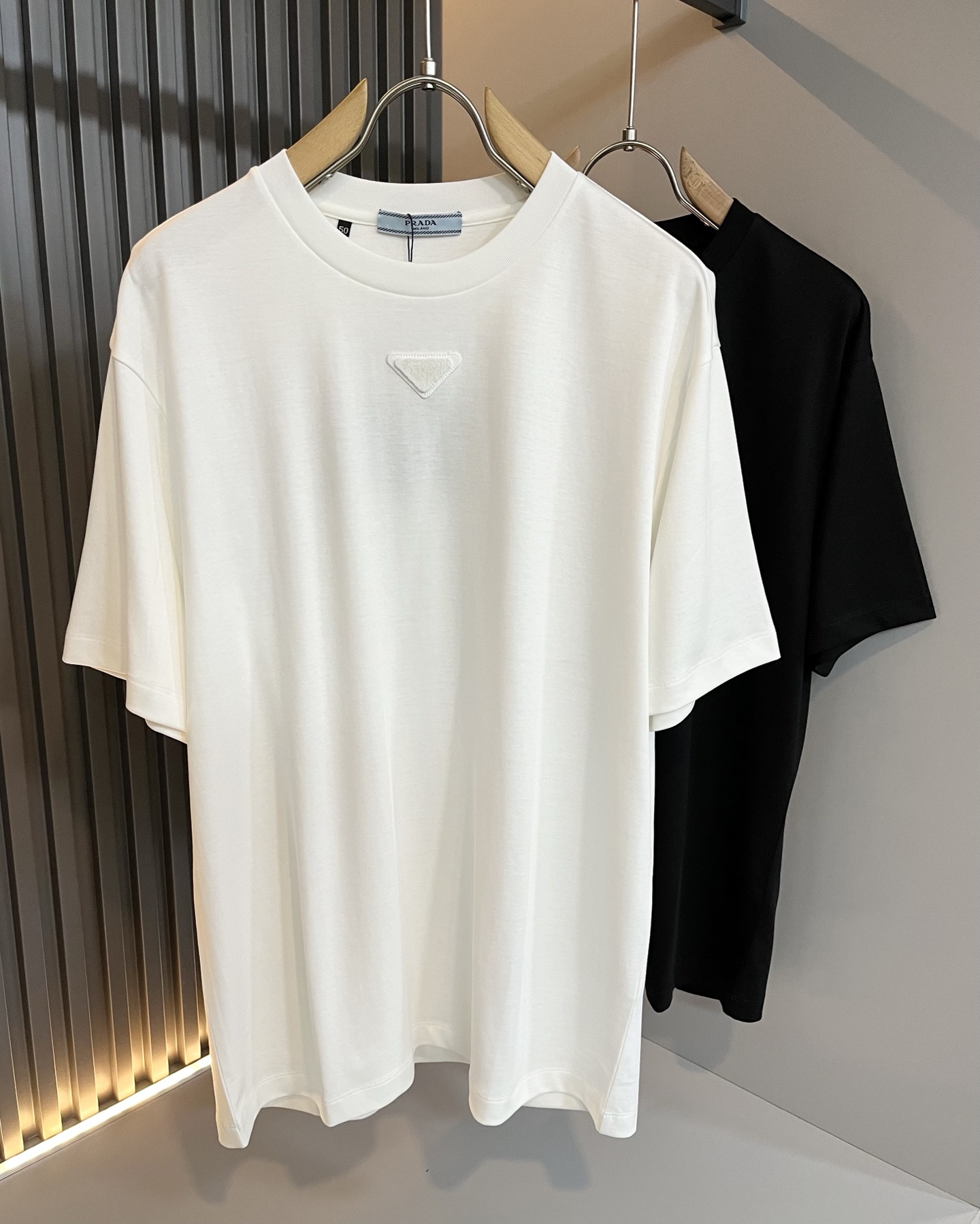 NO:137618,PRAD*A Pu*da 2025 spring and summer new short-sleeved T-shirt for men and women, the latest model is exclusively available on the entire network!  !  ~ It is classic and fashionable and versatile, who doesn’t like it? It will show the classic again. It is very pleasing to the eye and comes with a low luxury halo and recognition!  Pr*da's traditional brand concept and modern advanced technology are perfectly combined. Coupled with the extremely modern and modern minimalist design, P-family exclusive logo pattern design!  Customized 100% imported pure cotton fabric!  The texture of this model is quite touching, the specifications and grades are known with tentacles. The degree of delicateness and breathability are top-notch!  Size M-3XL, prada, T-shirt,tees, t-shirt,alexander wang19860909PRAD*A普*达2025春夏新款男女同款短袖T恤,最新款全网独家首上！！~既经典有时尚百搭,谁不爱啊,将经典再次展现,非常的耐看,自带低奢光环与辨识度！Pr*da传统的品牌理念和现代化的先进技术进行了完美结合.加上极其现代摩登风范的简约设计,p家专属logo图案设计！定制百分百进口纯棉面料！此款的质感相当感人 触手便知规格档次 细腻程度与透气效果堪称顶级！尺码M-3XL,,prada,T-shirt,tees，t-shirt,alexander wang,Men's clothing