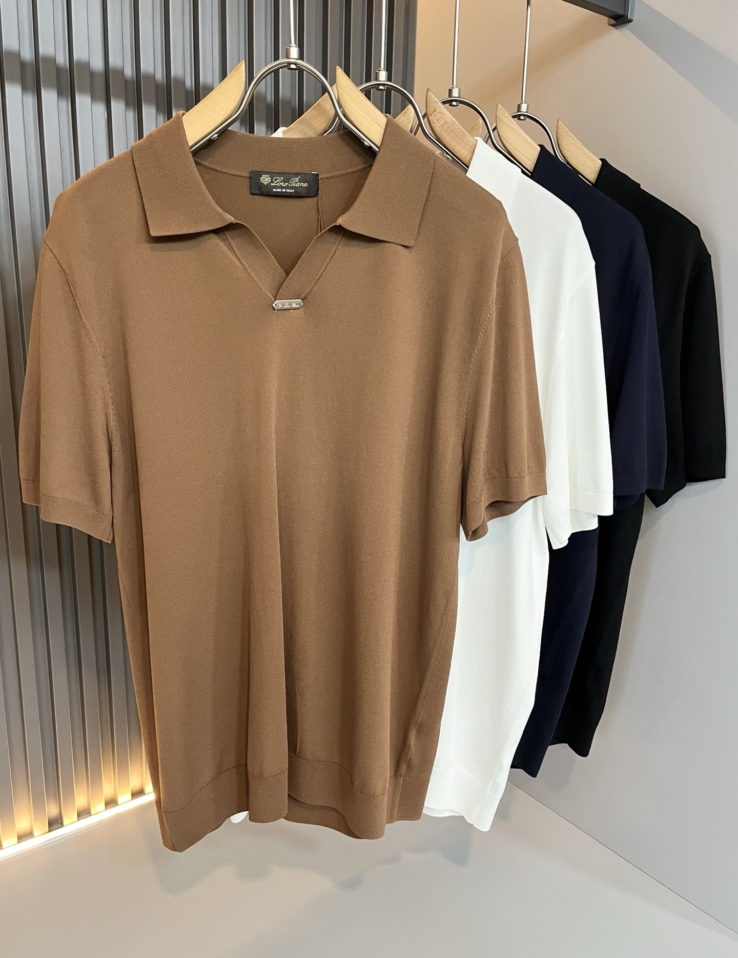 NO:137610,Loro Piana Nouyou Pianya The latest trade order for men in spring and summer 2025 Yilite knitted lapel short-sleeved T-shirt, full quality!  !  The upper body is comfortable and breathable, not stiff, and the overall body has a rich three-dimensional feeling, quality export orders, and chest hardware logo design!  Customized exclusive knitted Yilit fabric tailoring to meet the simple needs of commuters for dressing. The upper body is very effective, it looks slim and does not picky about the body. The fabric workmanship is impeccable. Only good craftsmanship and good fabrics can make you feel good. It is a must-have item for everyone!  Size M-4XL, loro piana, T-shirt,tees, t-shirt,alexander wang19860909Loro Piana诺悠翩雅 2025春夏男士最新的贸易订单伊力特针织翻领短袖T恤,全品相！！上身舒适透气,不僵硬,整体有着丰富的立体感,品质出口订单,胸前五金logo设计！定制专属针织伊力特面料剪裁,满足通勤人们对于着装的简约需求,上身效果很好,显瘦,不挑剔身材.面料做工....无可挑剔,好工艺好面料才能穿出好品味一款,人手必备单品！尺码M-4XL,,loro piana,T-shirt,tees，t-shirt,alexander wang,Men's clothing